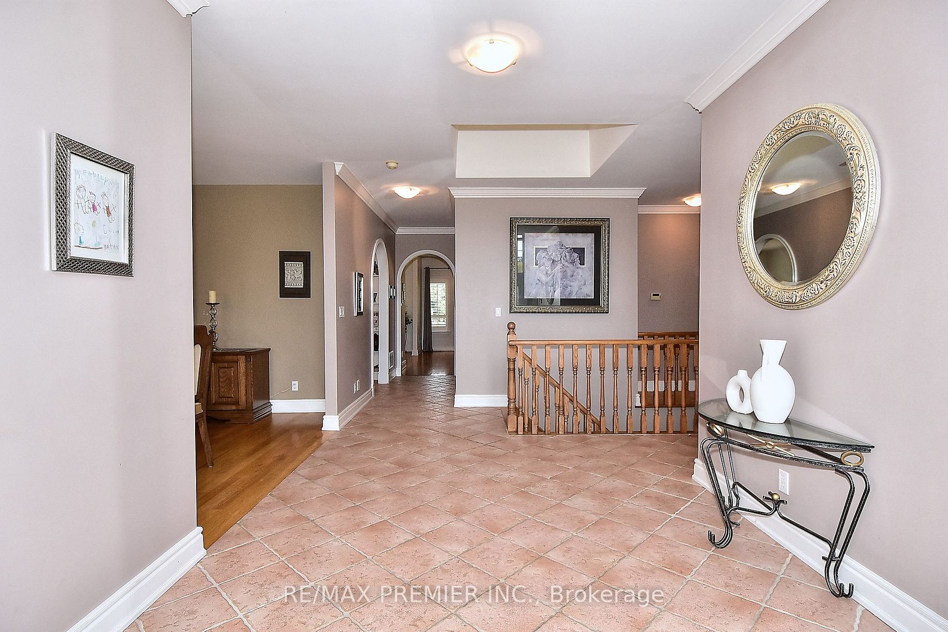 9661 Bathurst St Property Photo 4