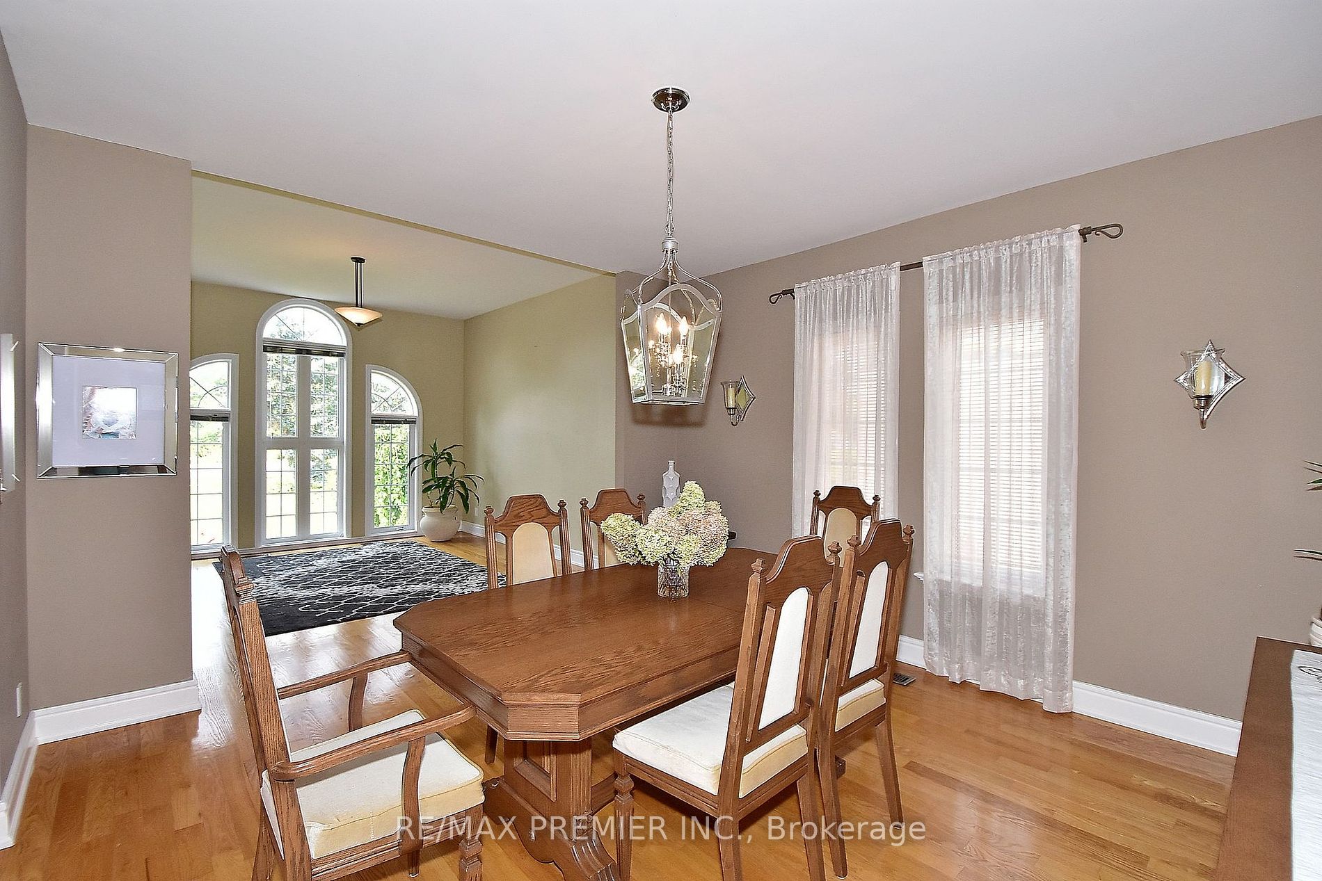 9661 Bathurst St Property Photo 6