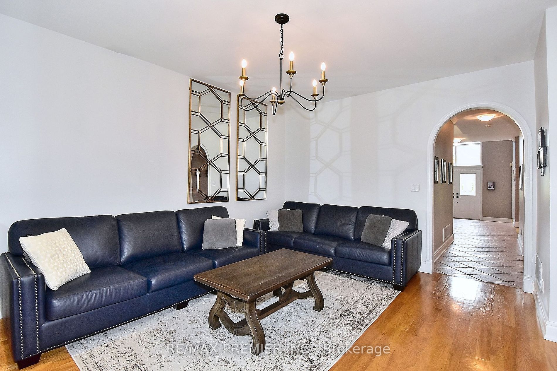 9661 Bathurst St Property Photo 8