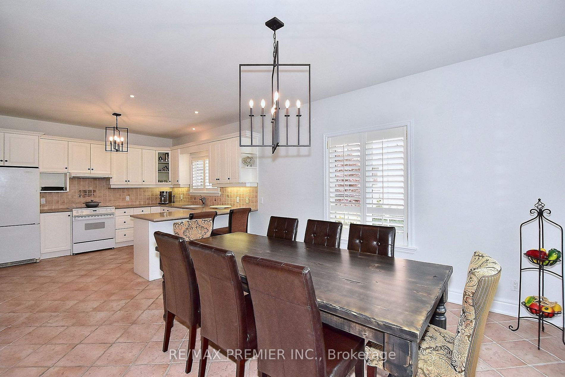9661 Bathurst St Property Photo 9