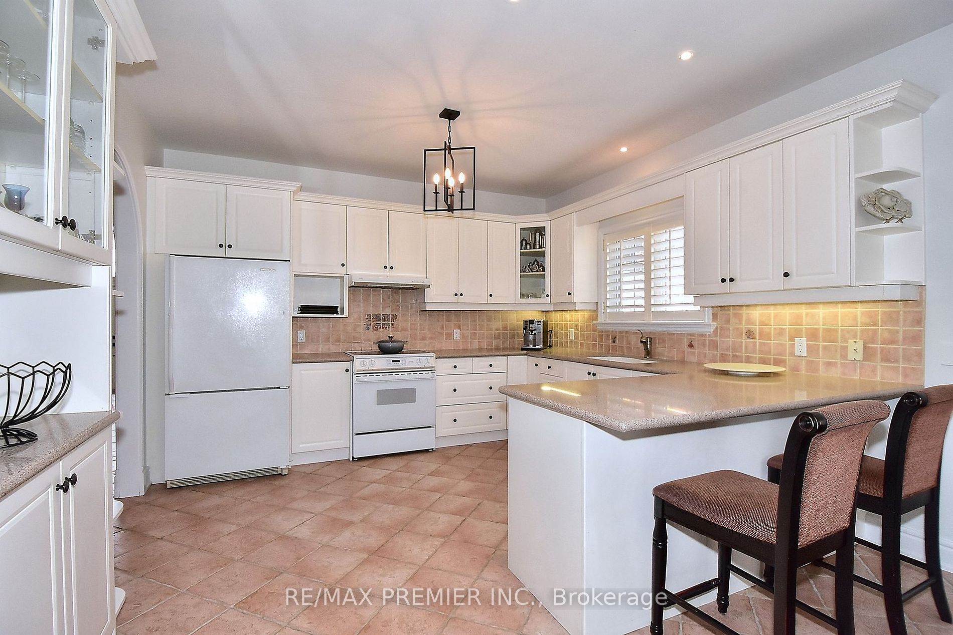 9661 Bathurst St Property Photo 10