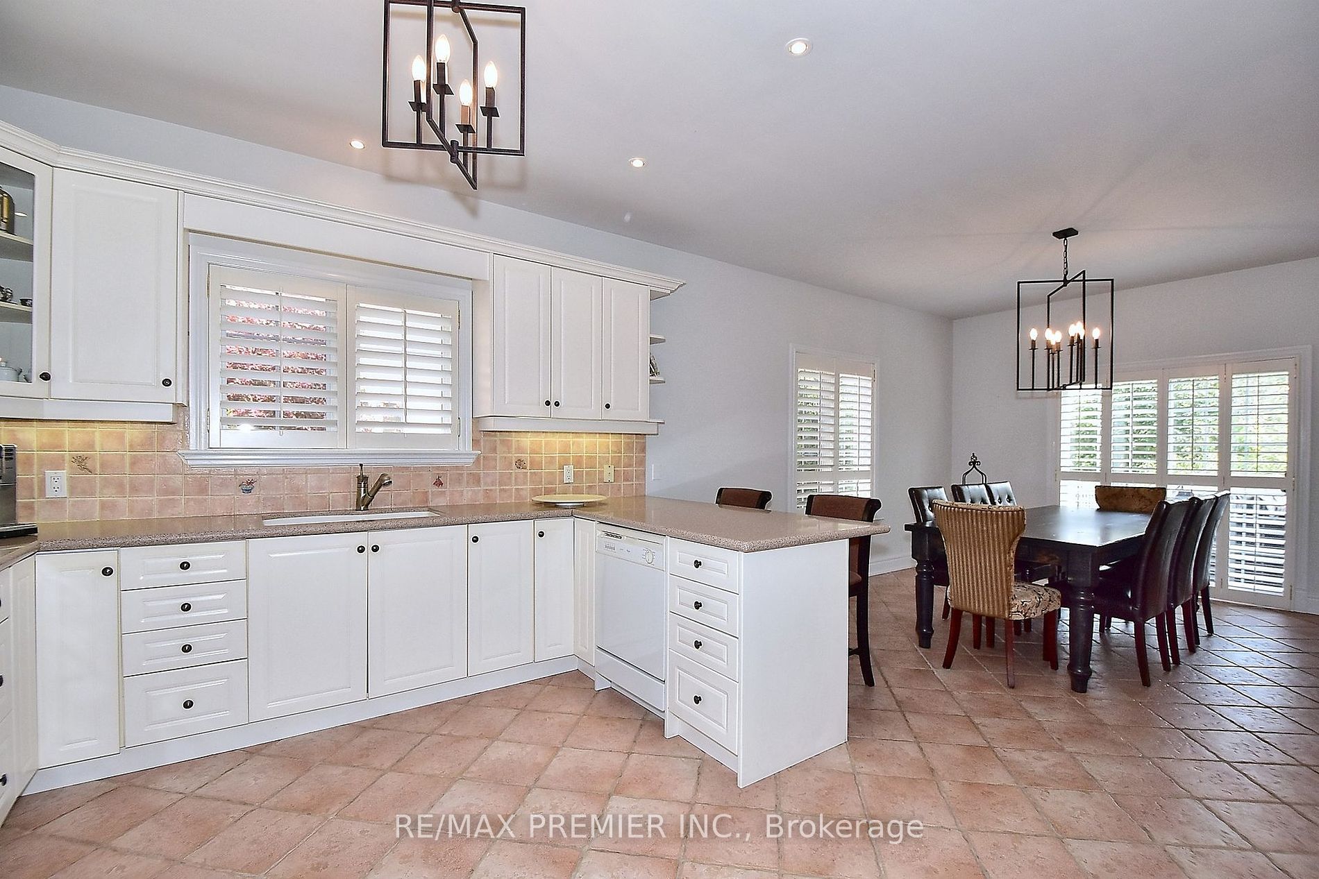 9661 Bathurst St Property Photo 11