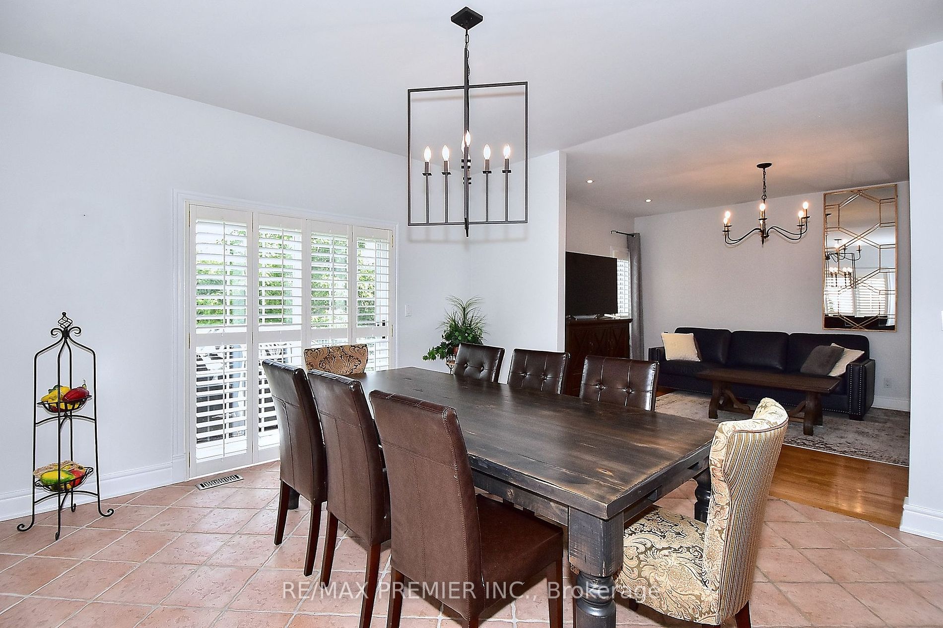 9661 Bathurst St Property Photo 12