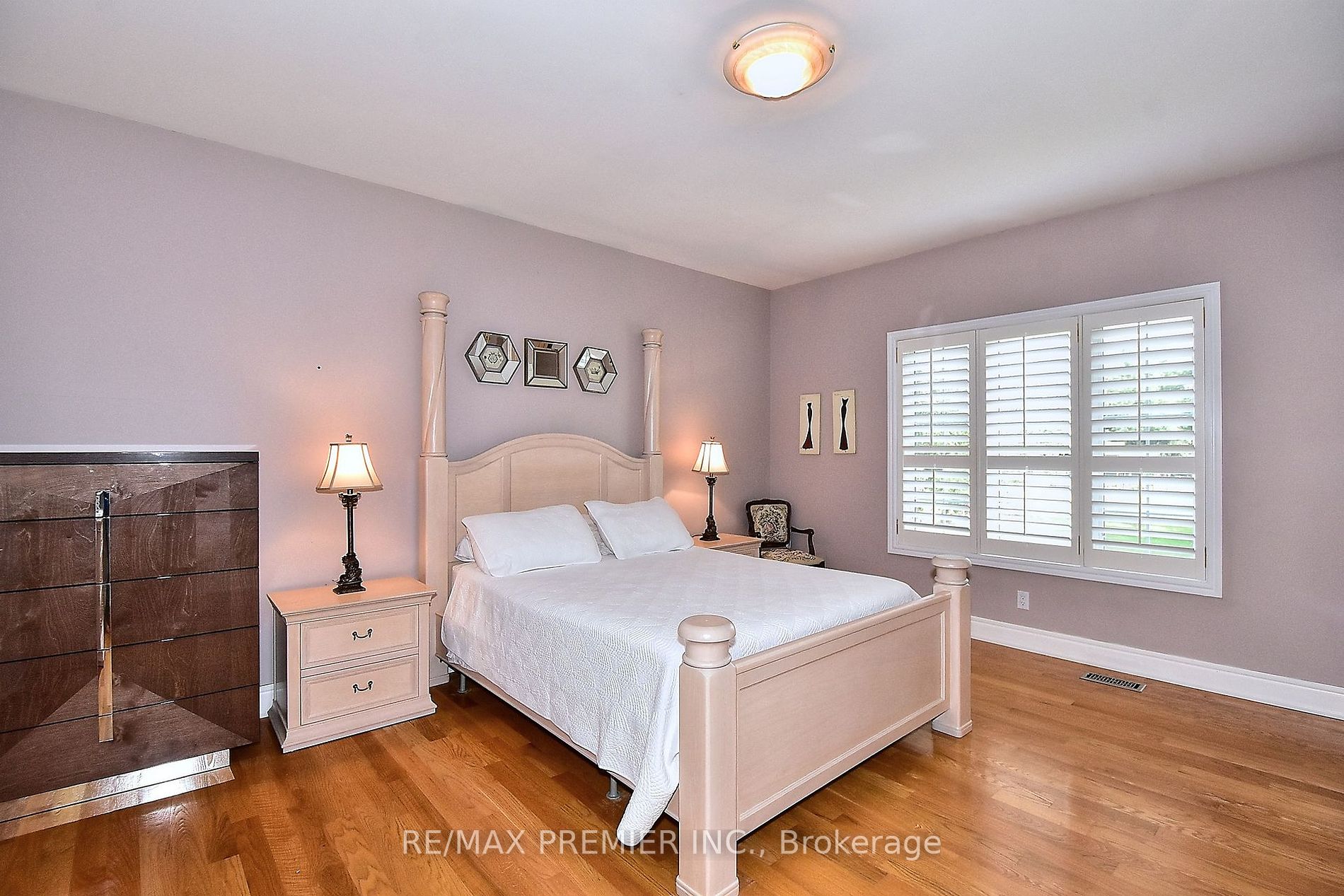 9661 Bathurst St Property Photo 13