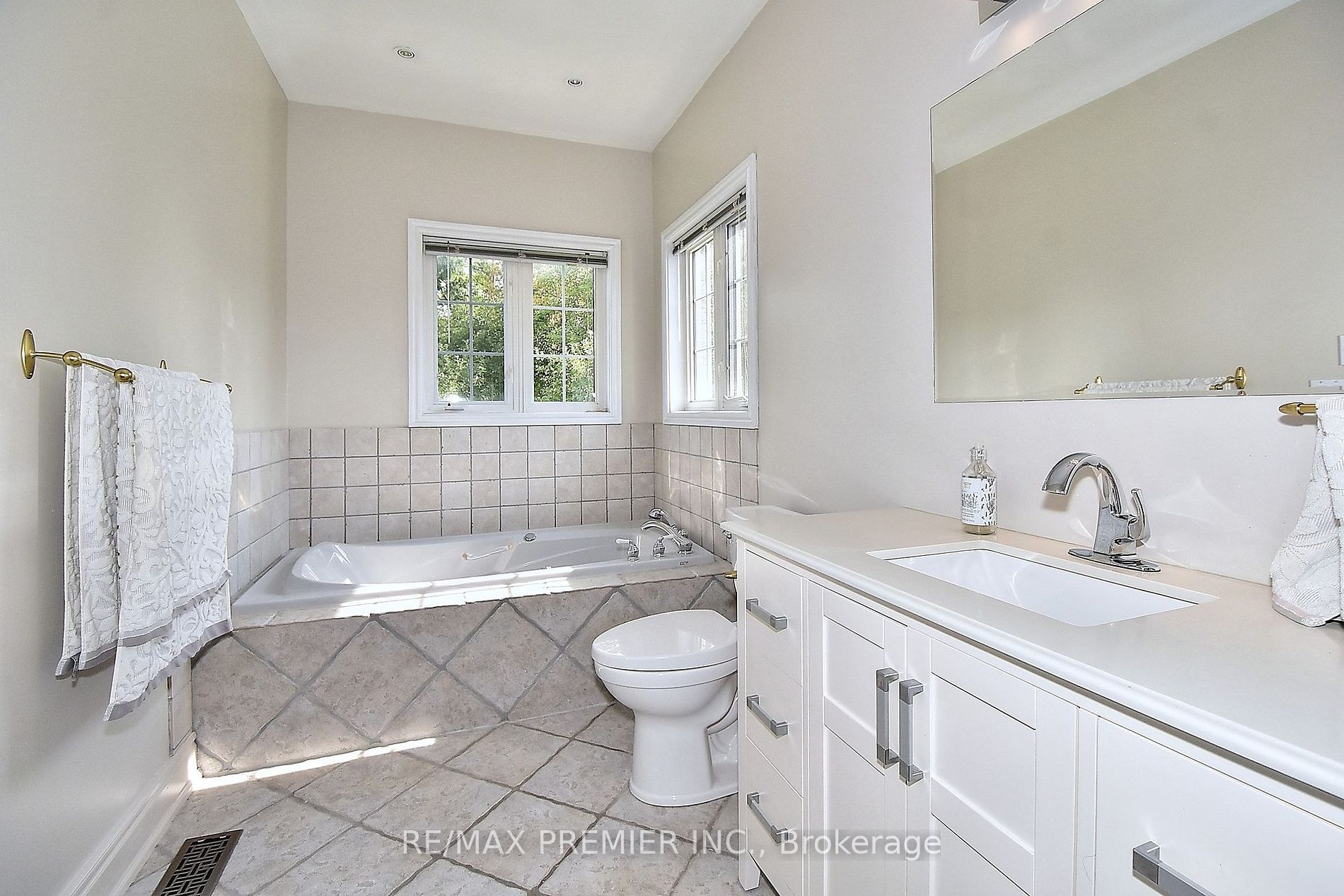 9661 Bathurst St Property Photo 14