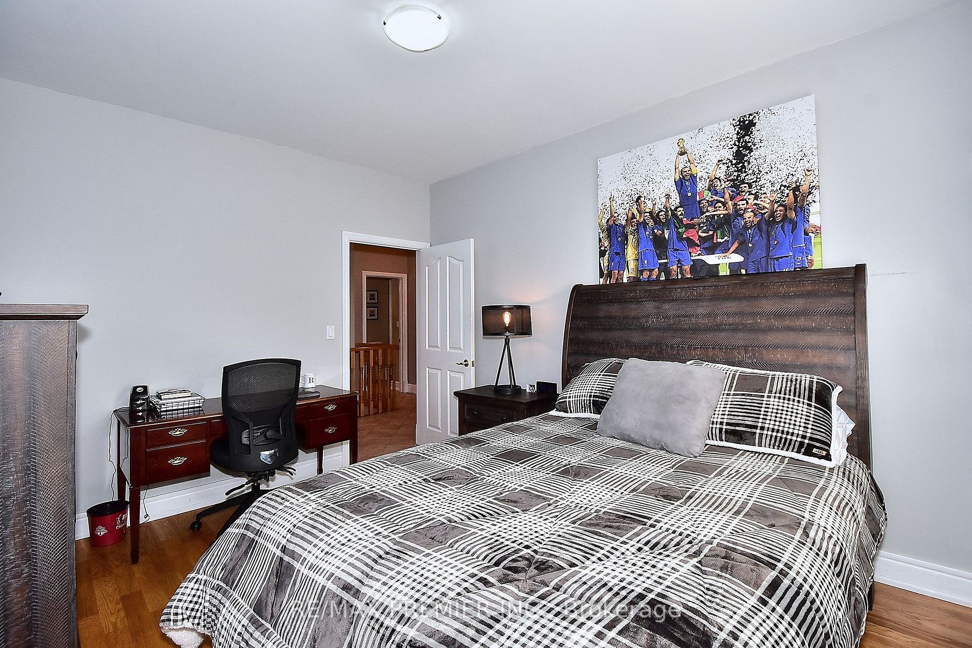 9661 Bathurst St Property Photo 15