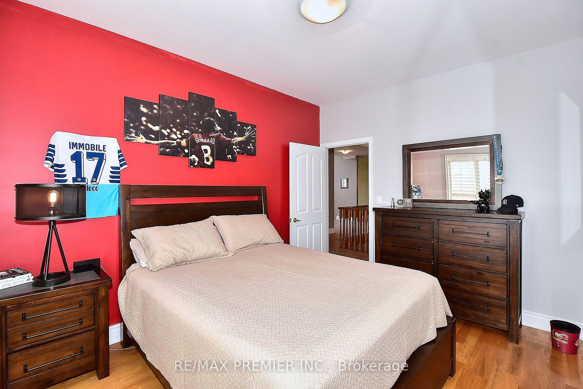 9661 Bathurst St Property Photo 16