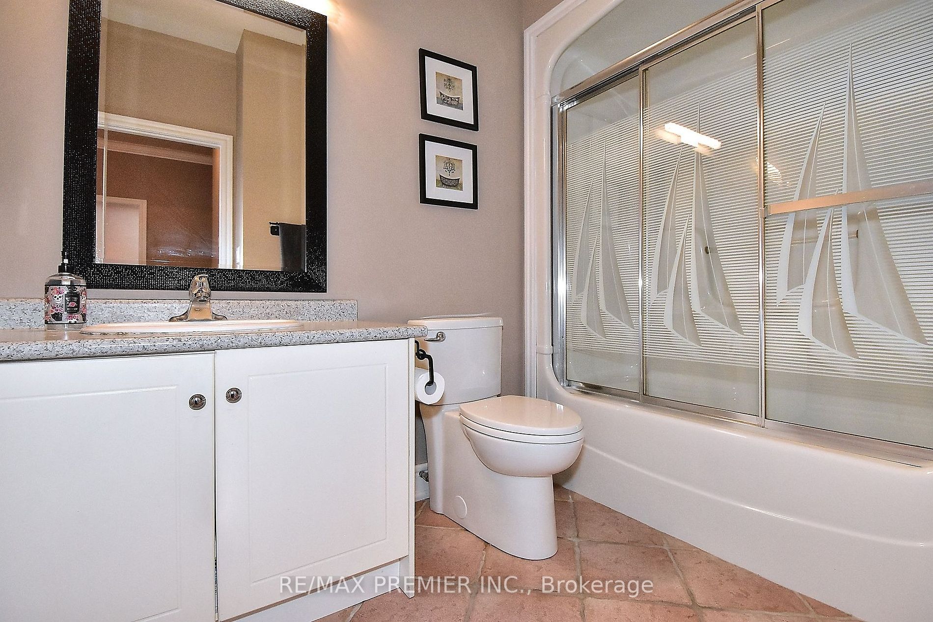 9661 Bathurst St Property Photo 17