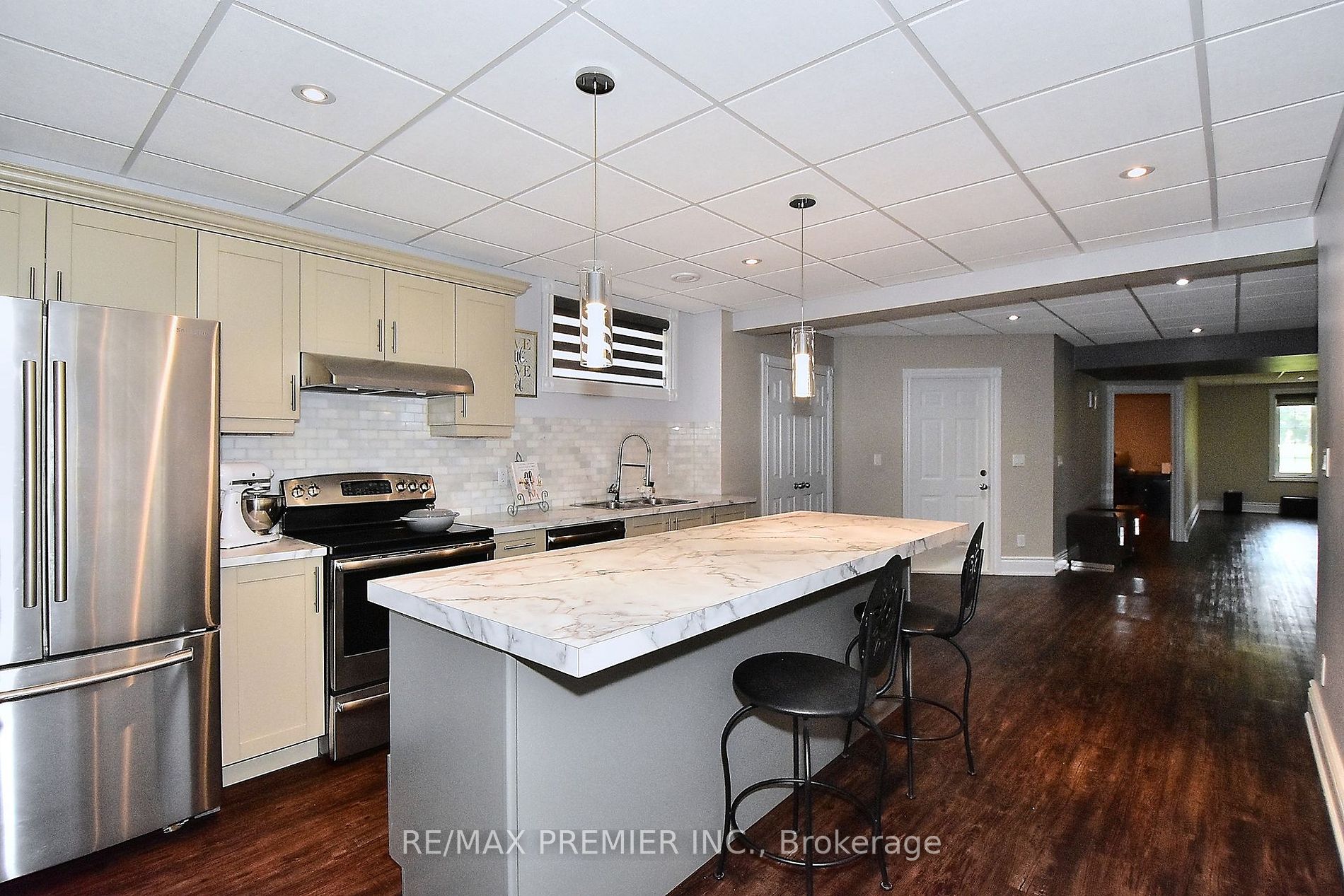 9661 Bathurst St Property Photo 22