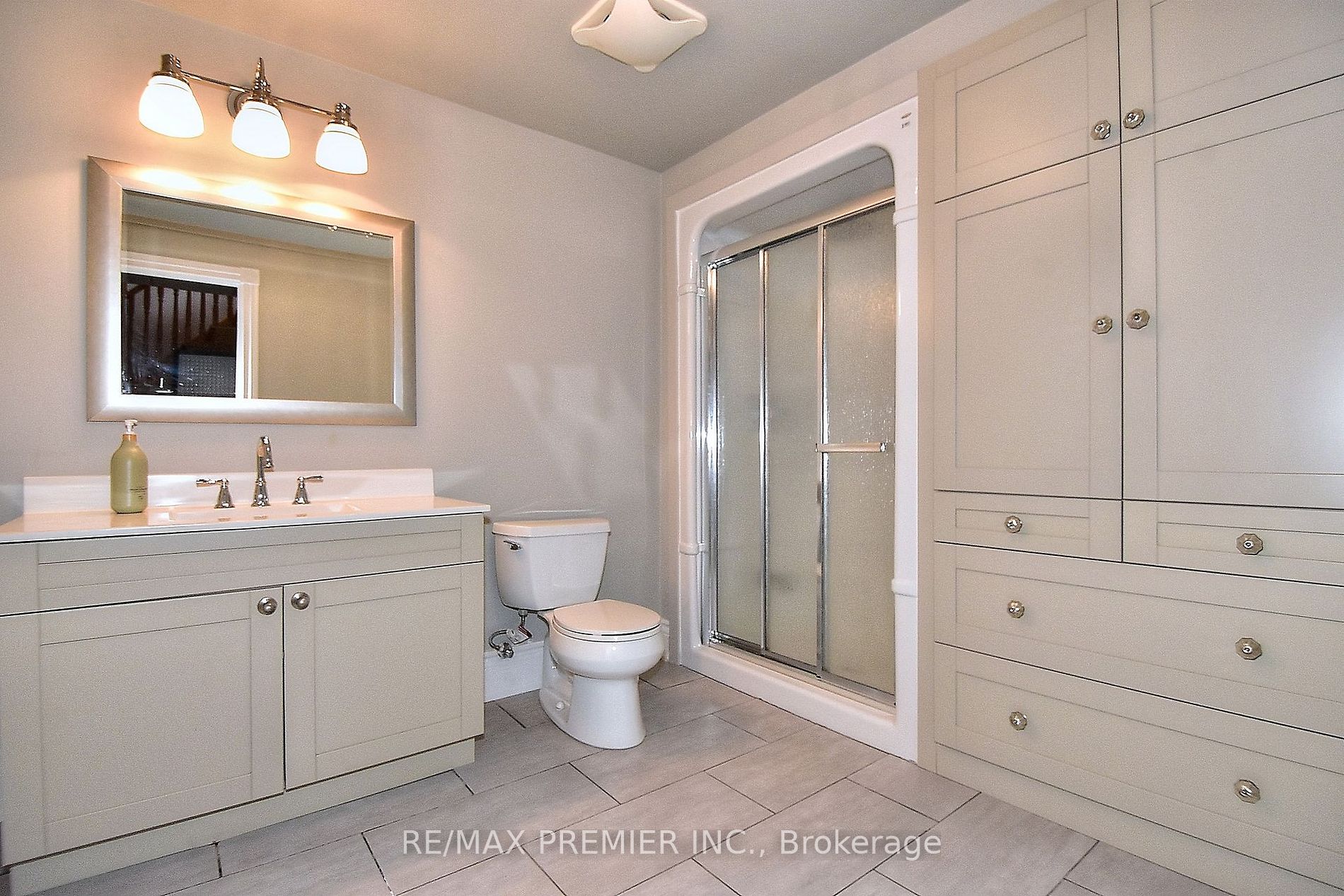 9661 Bathurst St Property Photo 23