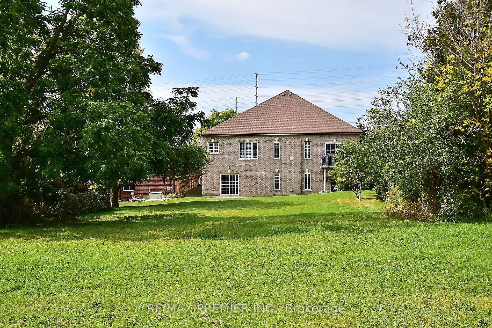 9661 Bathurst St Property Photo 24