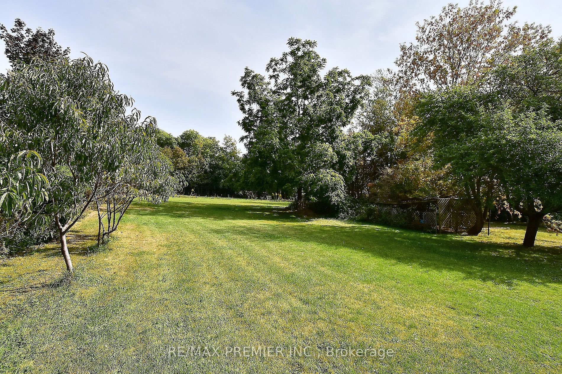 9661 Bathurst St Property Photo 25