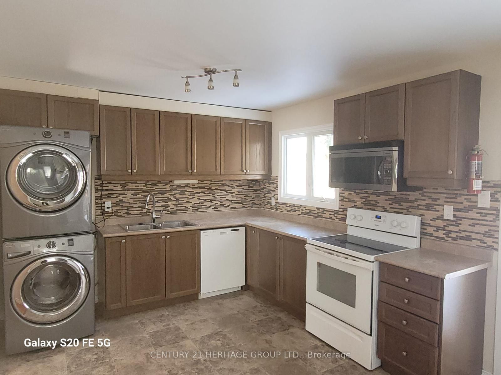 915 Janette St Property Photo 3