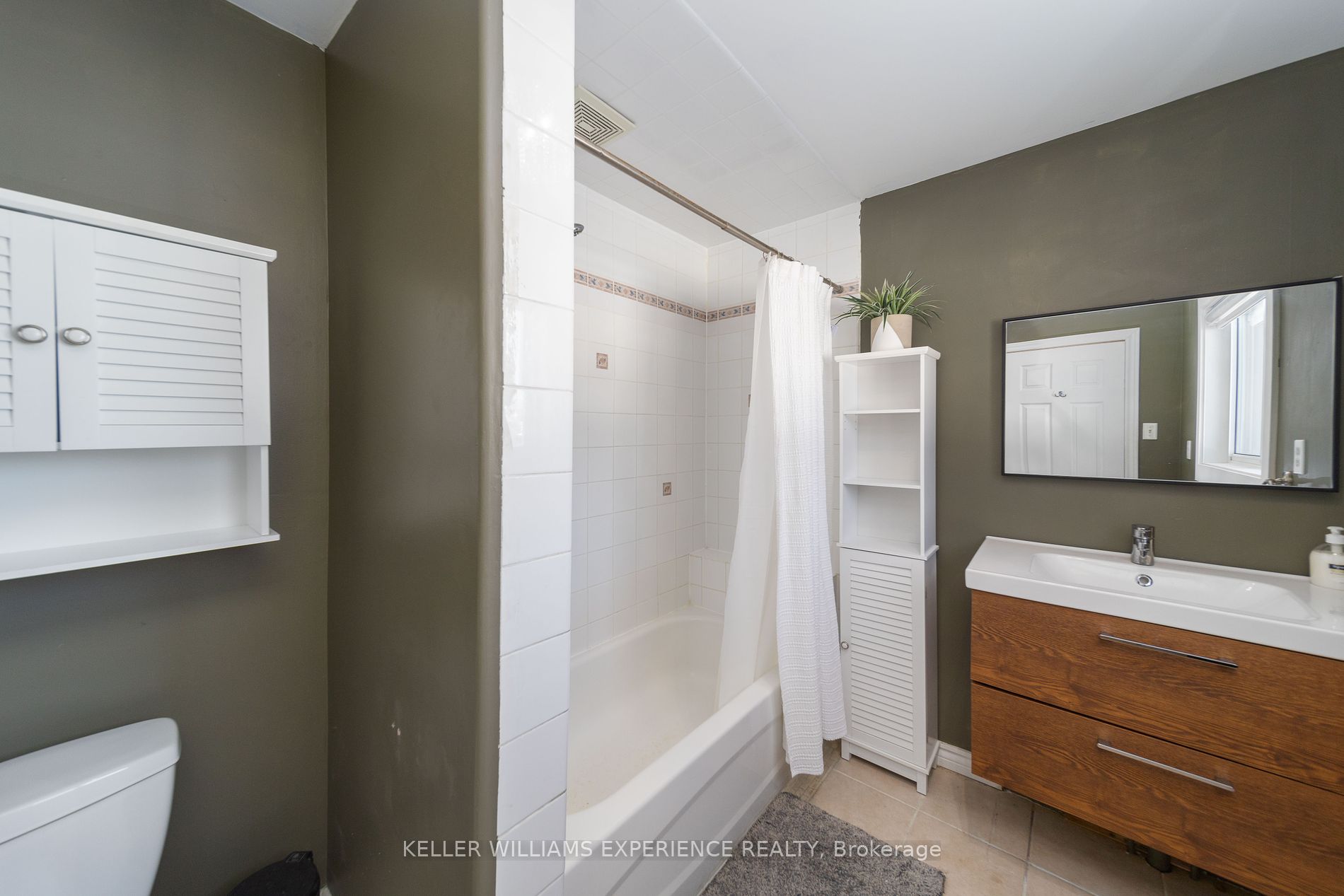 100 Queen St Property Photo 12