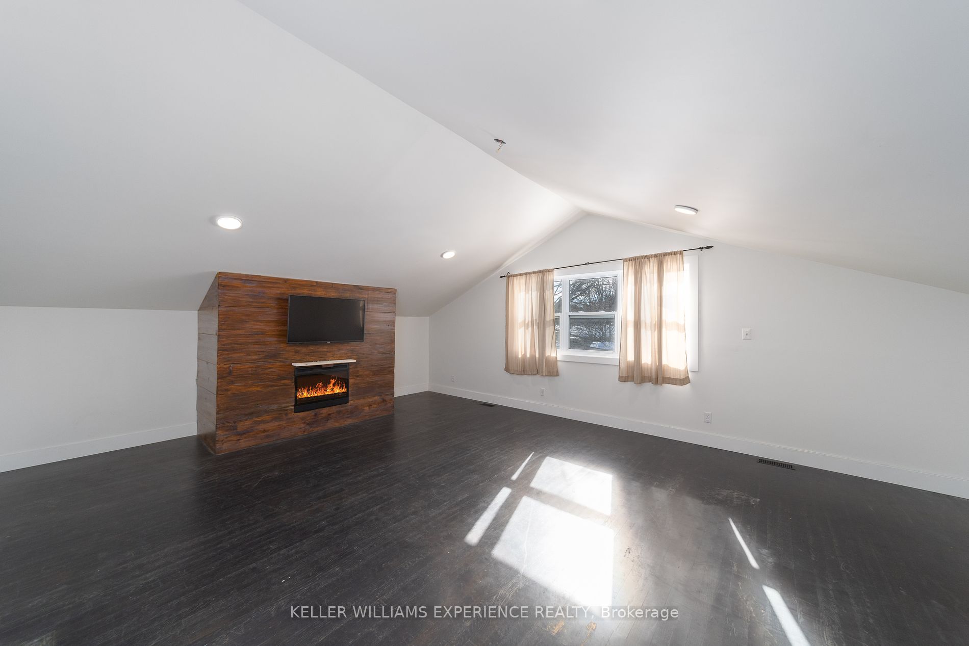 100 Queen St Property Photo 26
