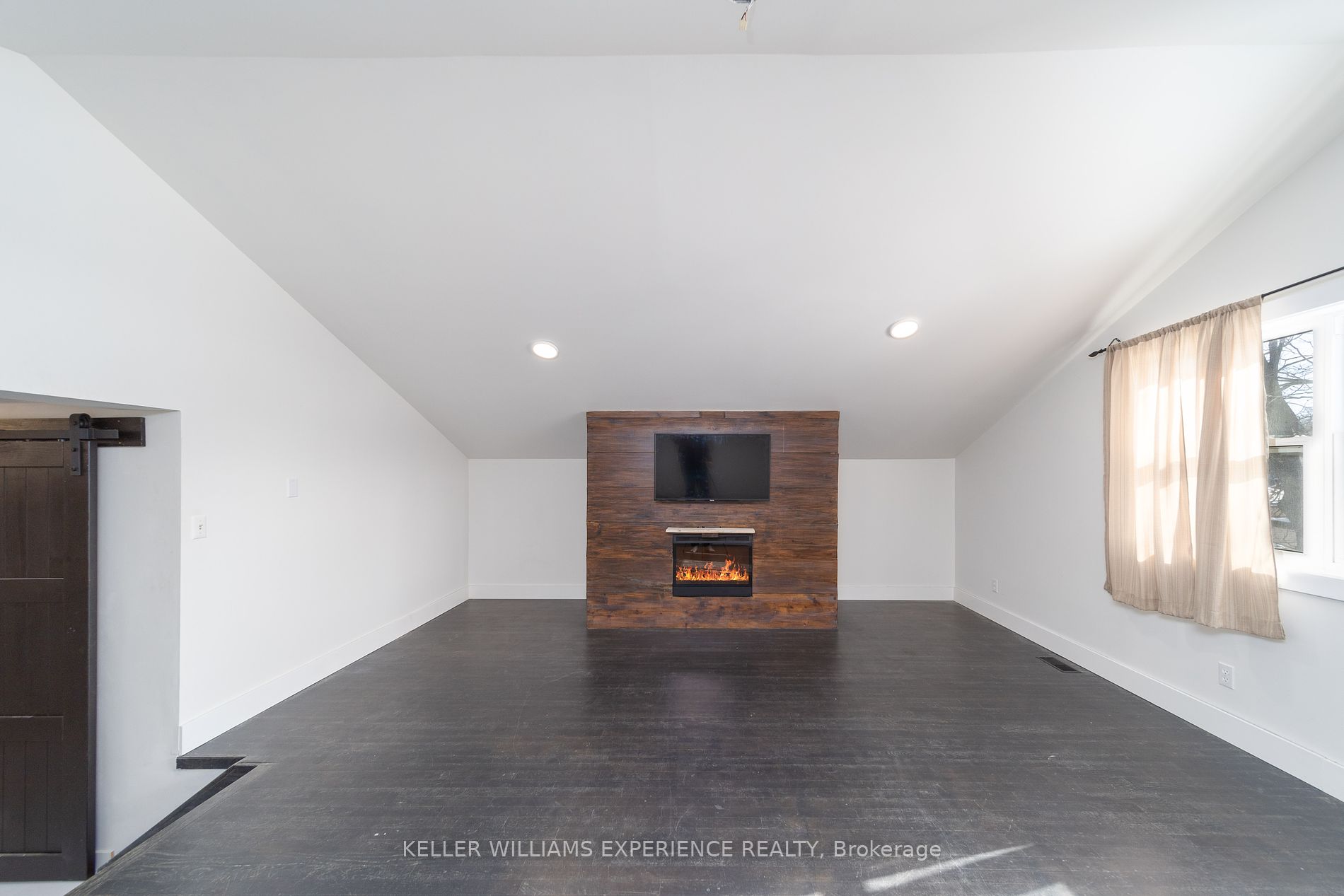 100 Queen St Property Photo 27