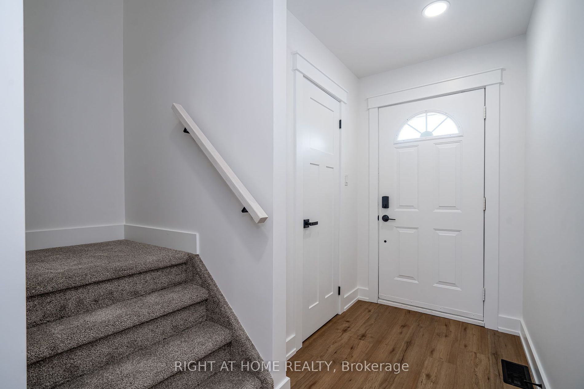 33 Parkside Cres Property Photo 2