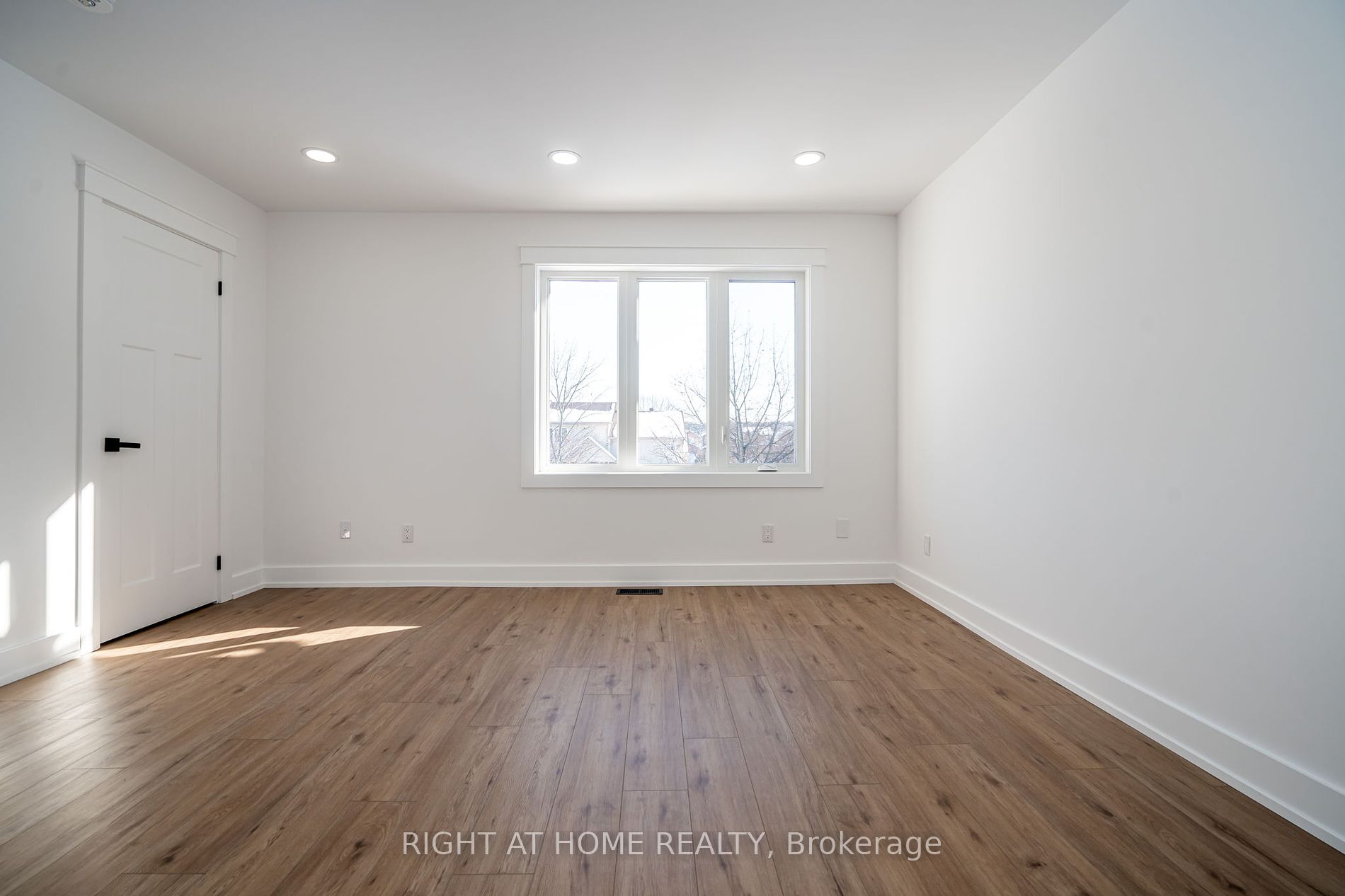 33 Parkside Cres Property Photo 14