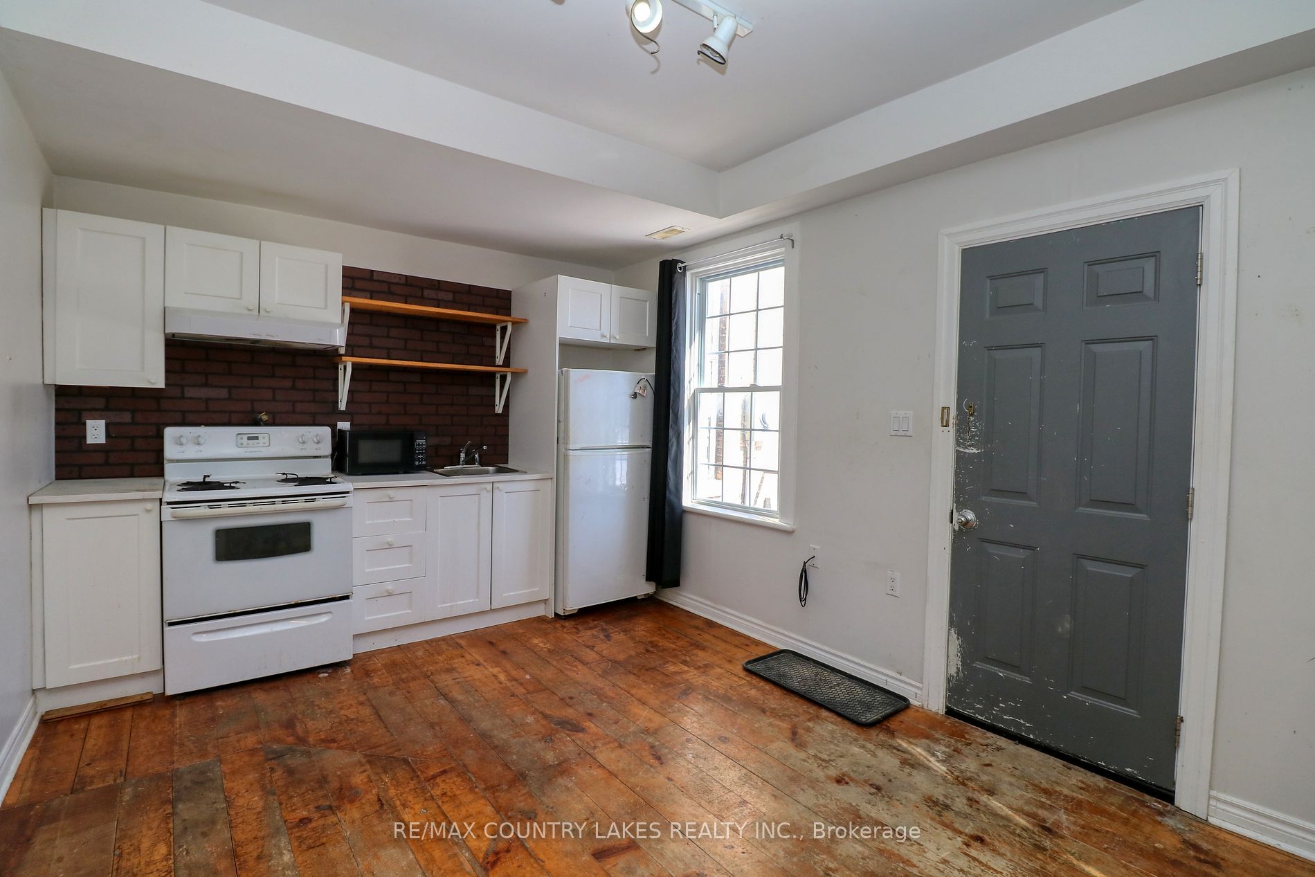 355 Simcoe St Property Photo 2