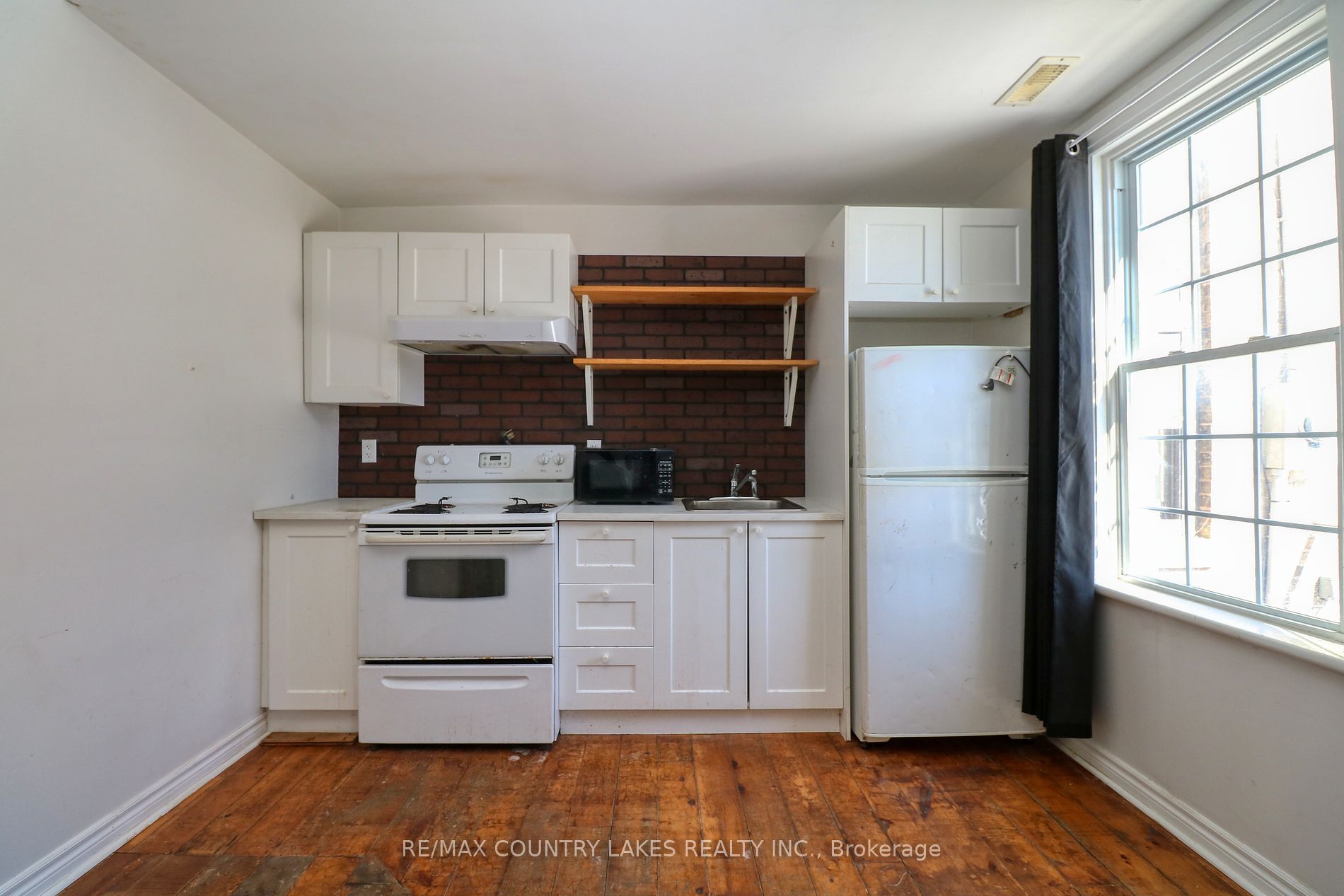 355 Simcoe St Property Photo 3