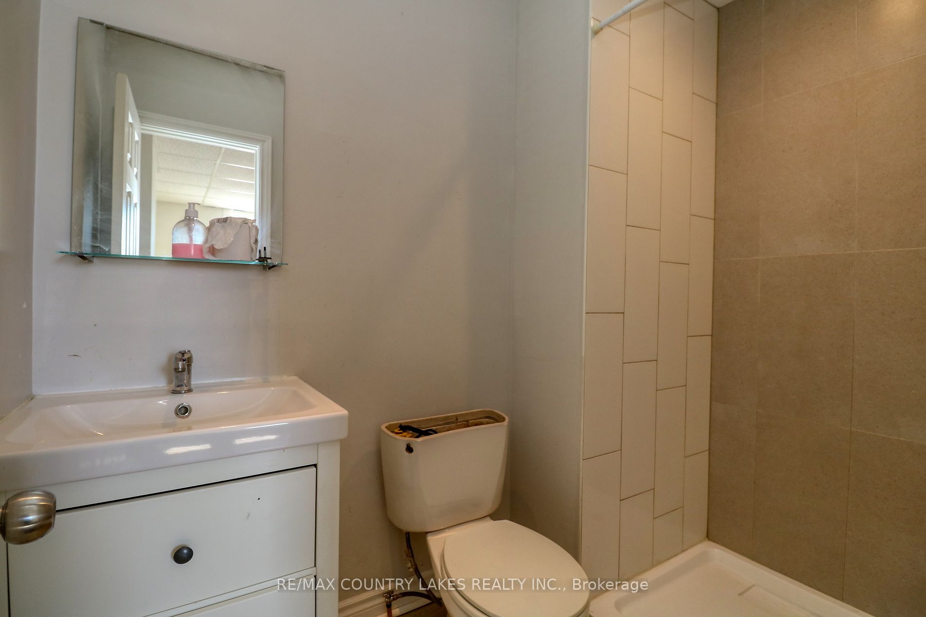 355 Simcoe St Property Photo 6