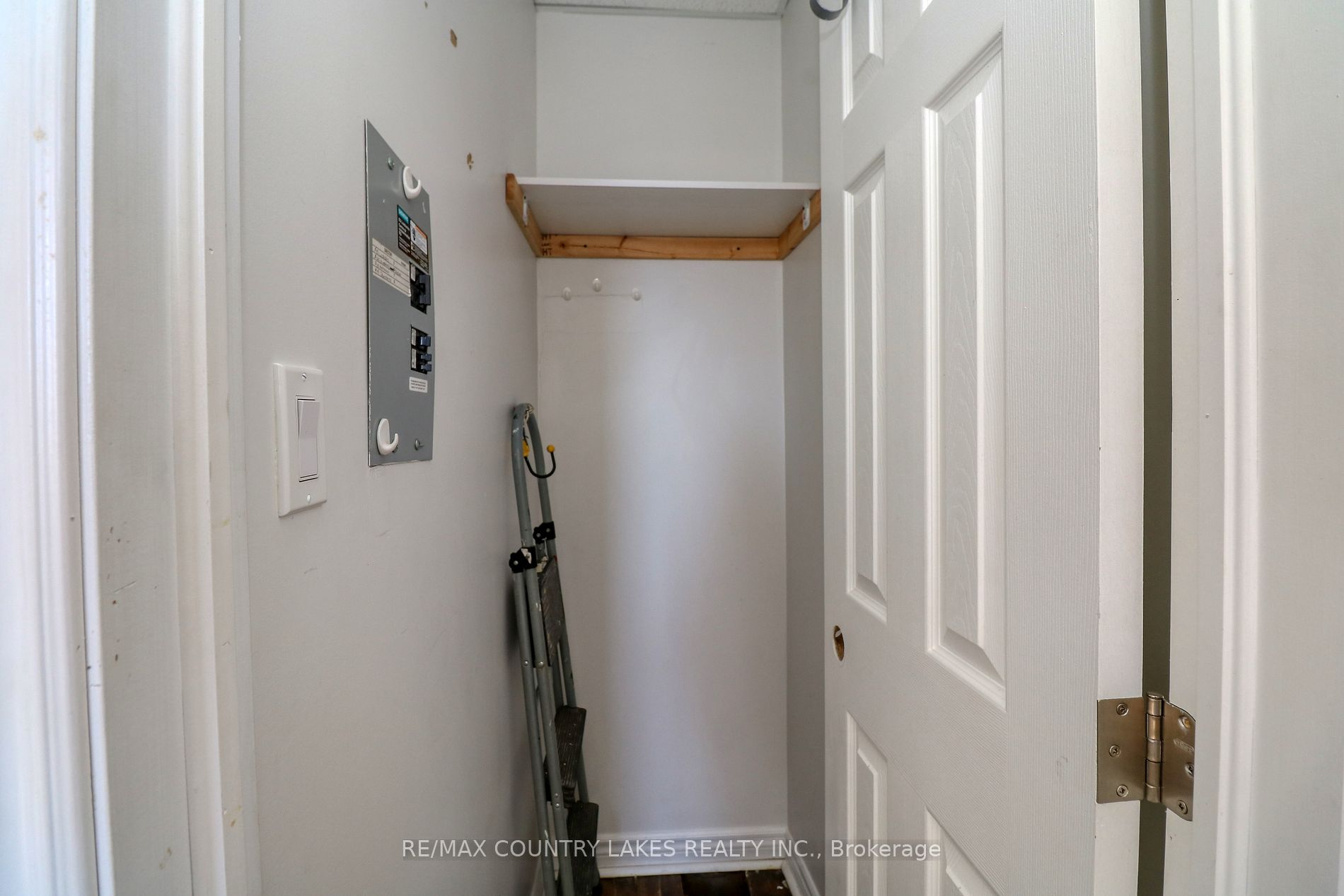 355 Simcoe St Property Photo 7