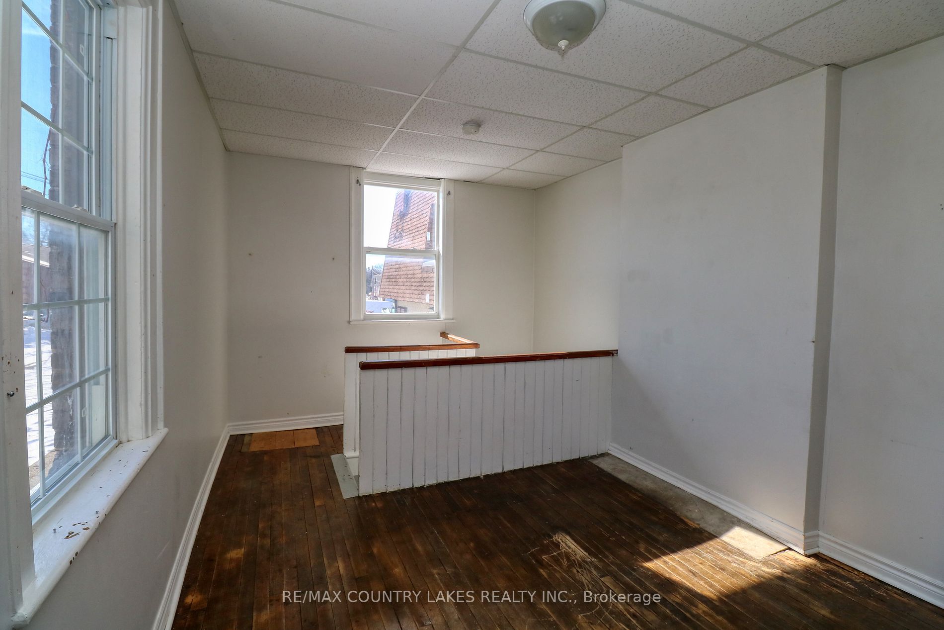 355 Simcoe St Property Photo 8