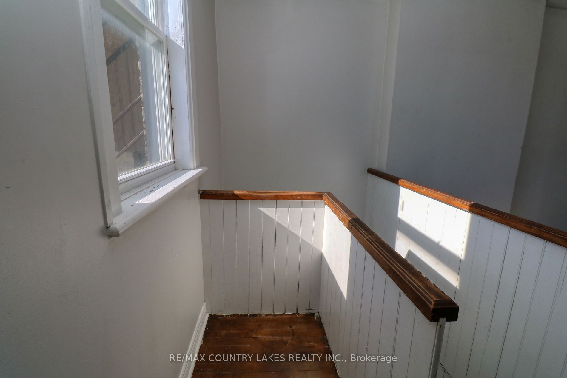 355 Simcoe St Property Photo 9