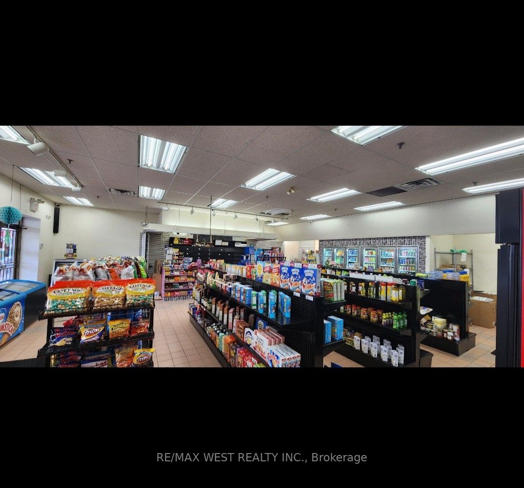 16715 Yonge Street St Property Photo 2