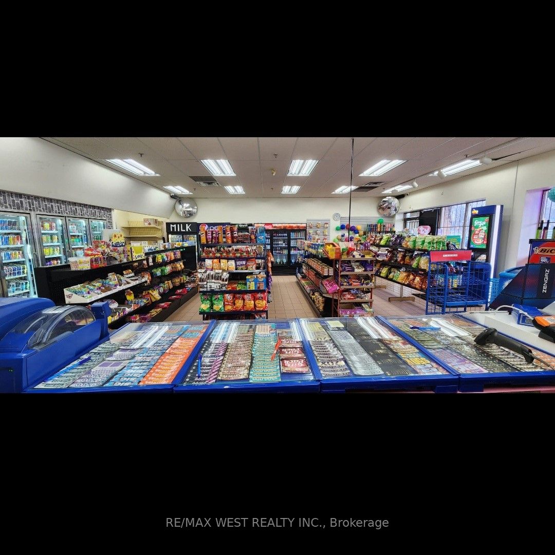 16715 Yonge Street St Property Photo 3
