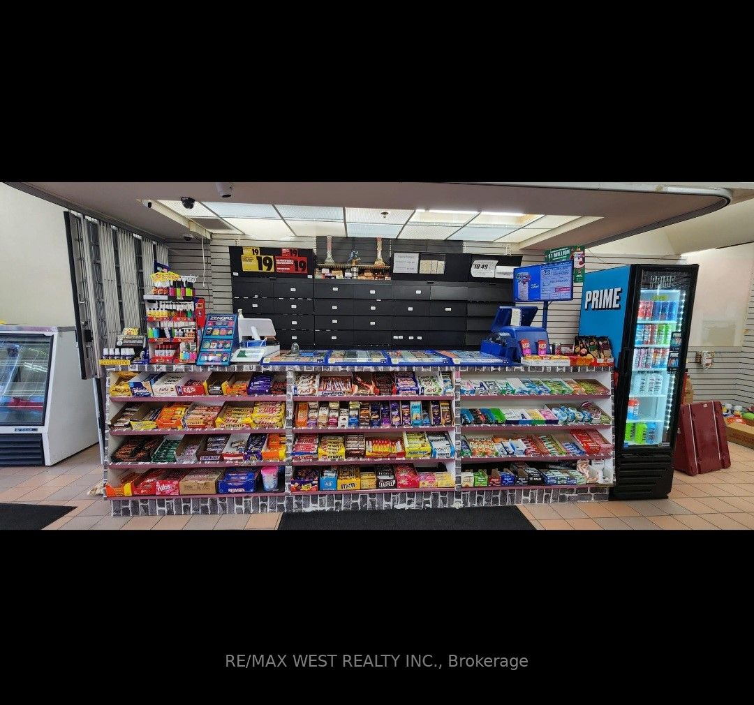 16715 Yonge Street St Property Photo 4