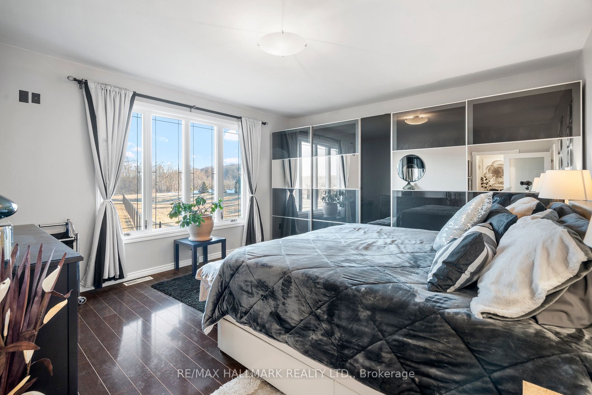 5253 Third Line Property Photo 25