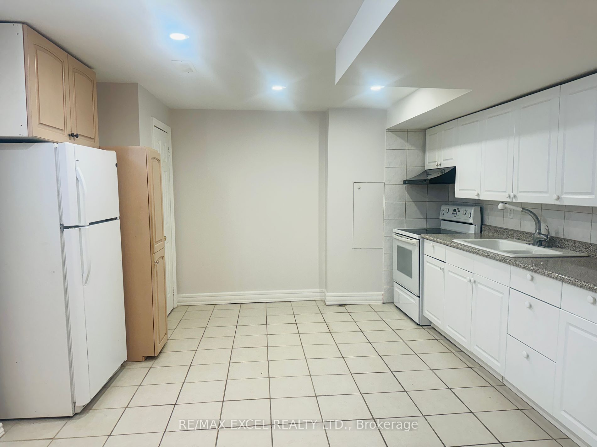 1001 Castlemore Ave Property Photo 4