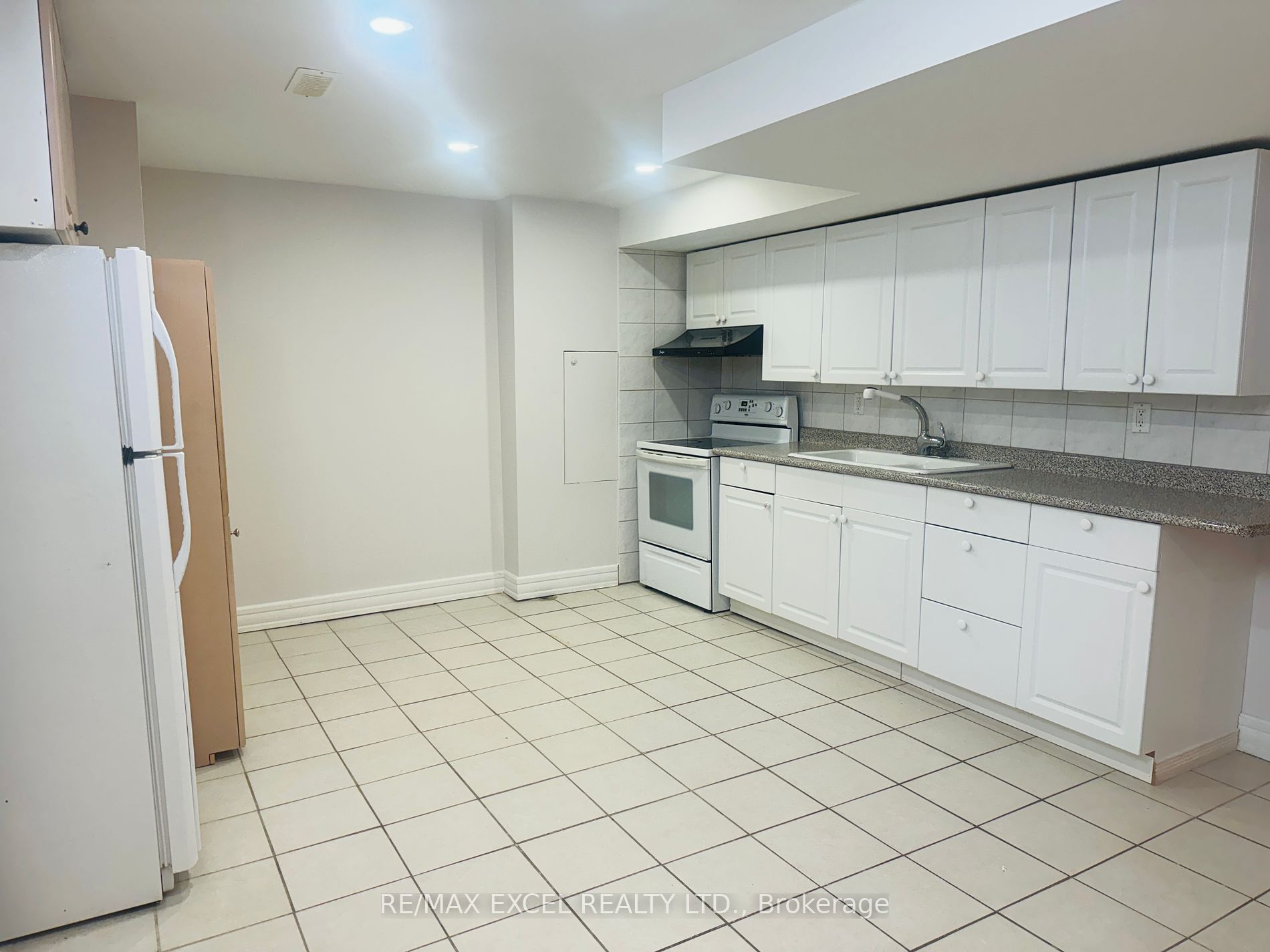 1001 Castlemore Ave Property Photo 5