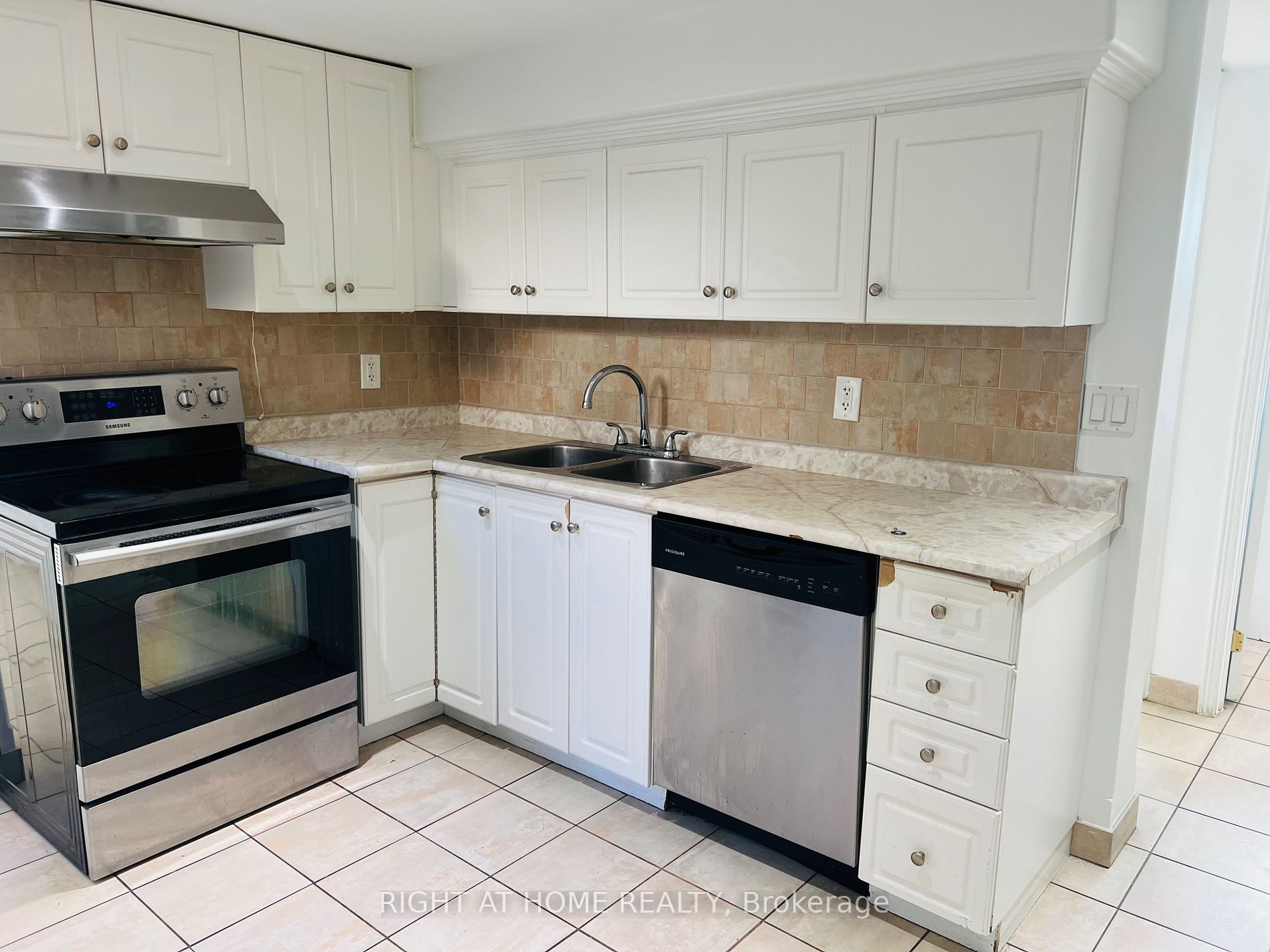 2506 Eighth Line Property Photo 1