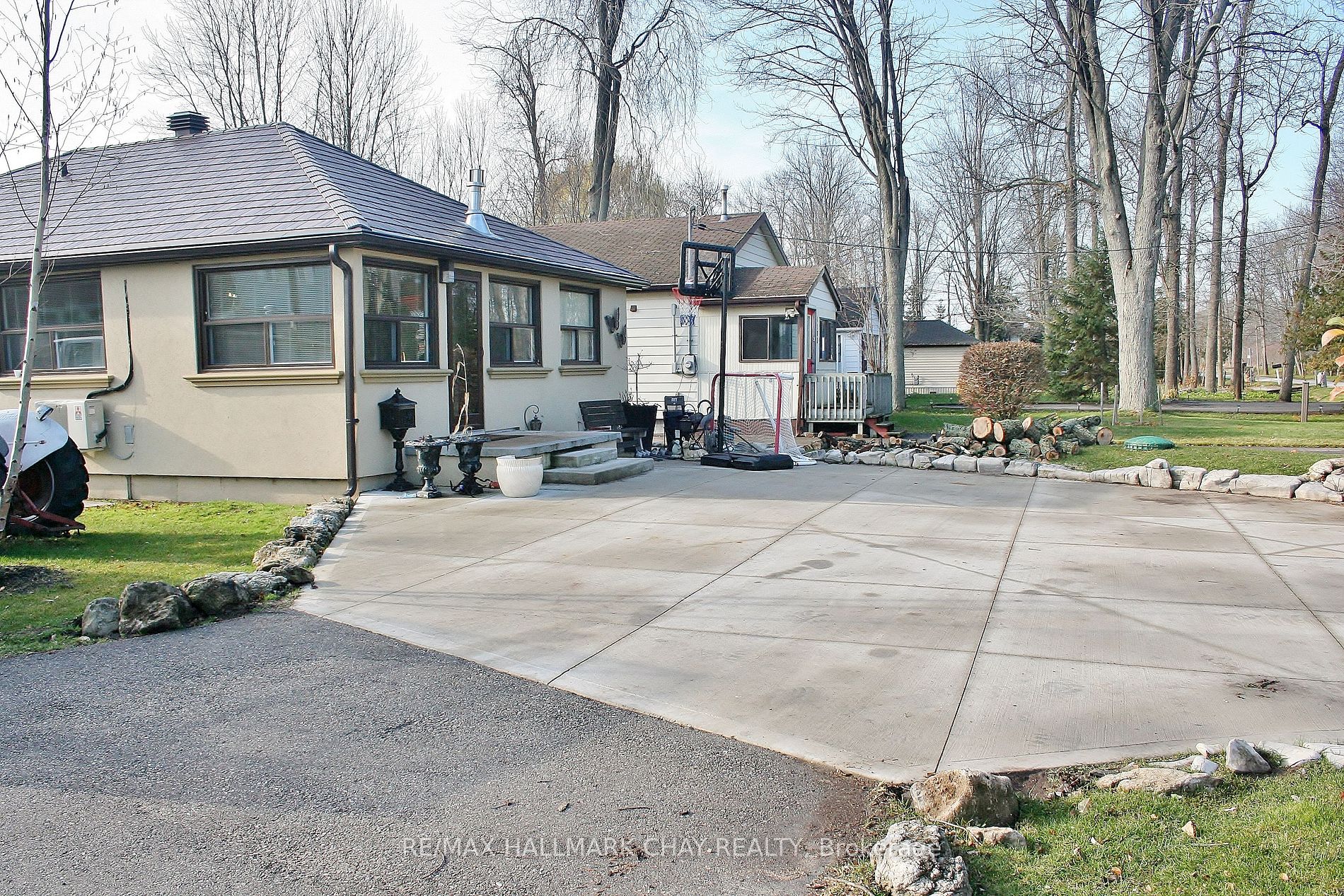 1099 Poplar Dr Property Photo 2
