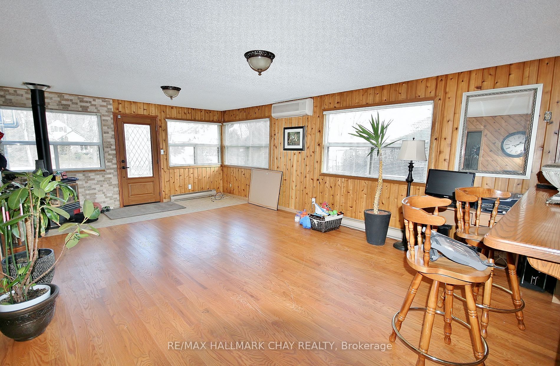 1099 Poplar Dr Property Photo 3