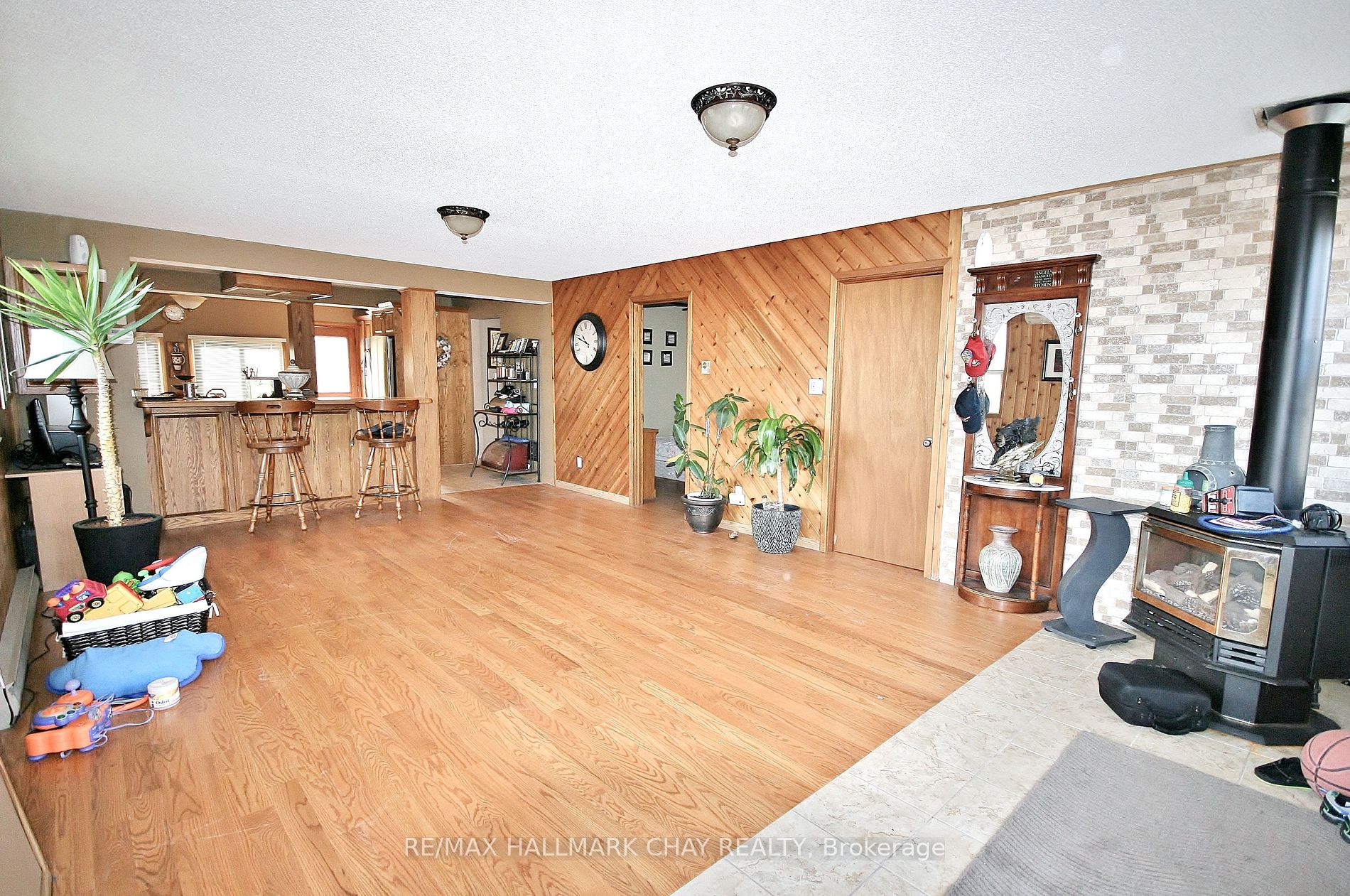 1099 Poplar Dr Property Photo 4