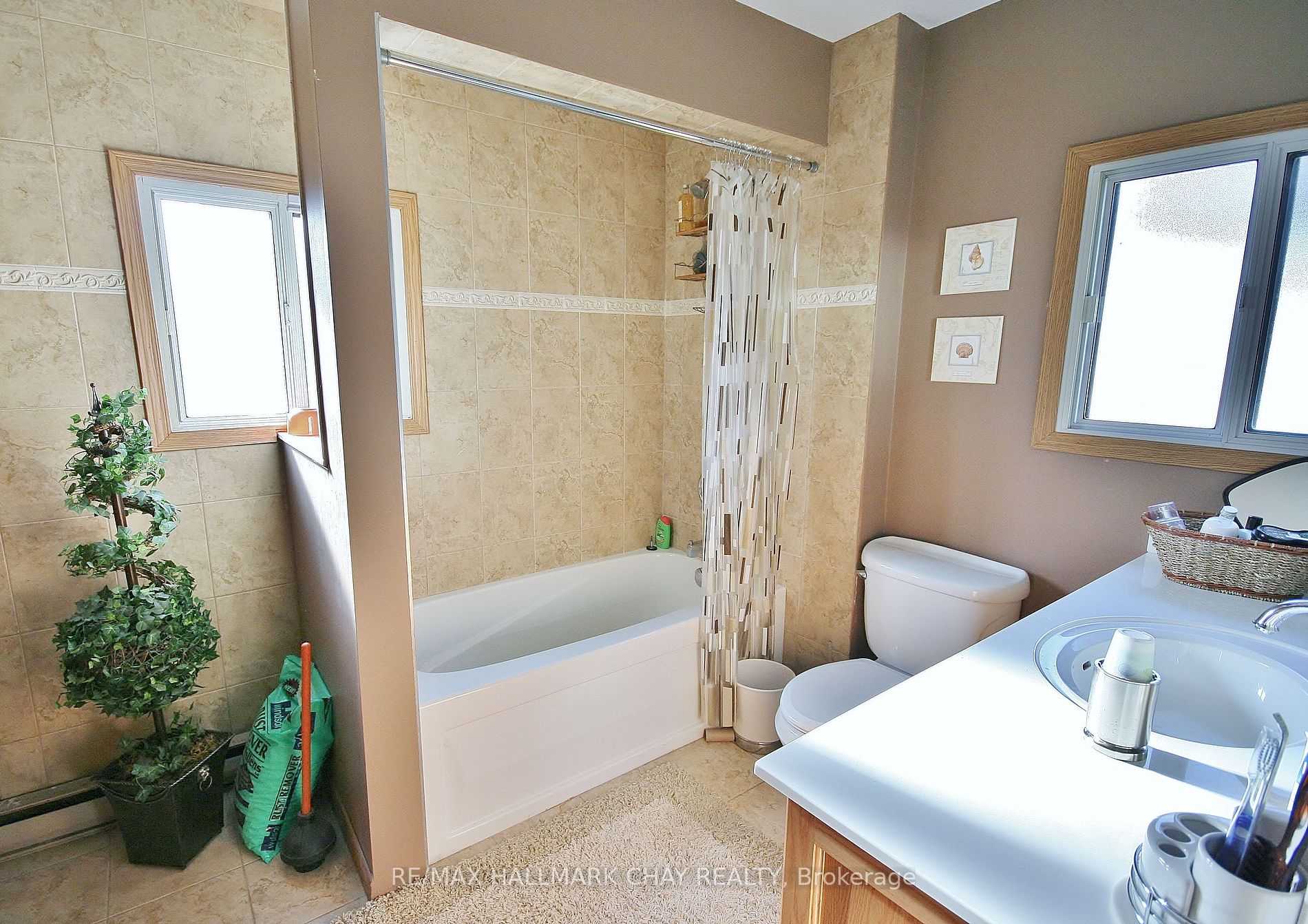 1099 Poplar Dr Property Photo 9