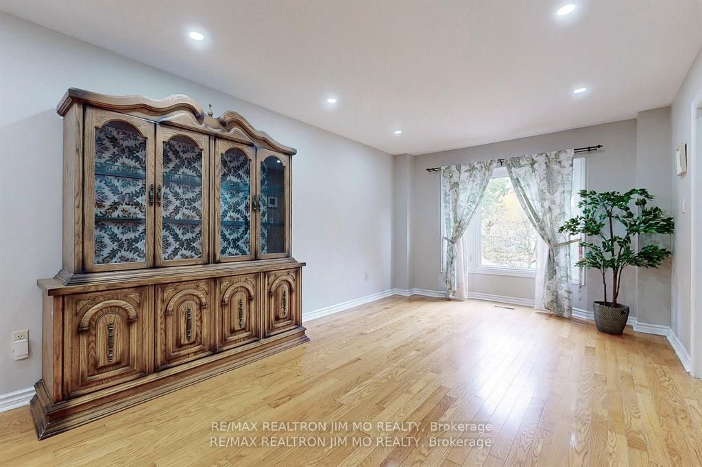 12 Featherstone Ave Property Photo 3