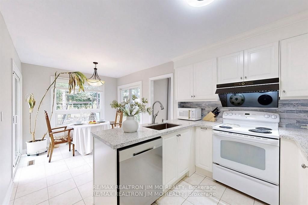 12 Featherstone Ave Property Photo 7