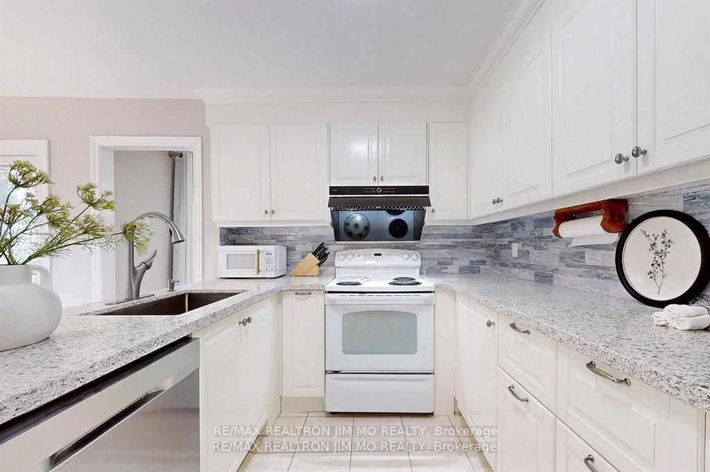 12 Featherstone Ave Property Photo 8