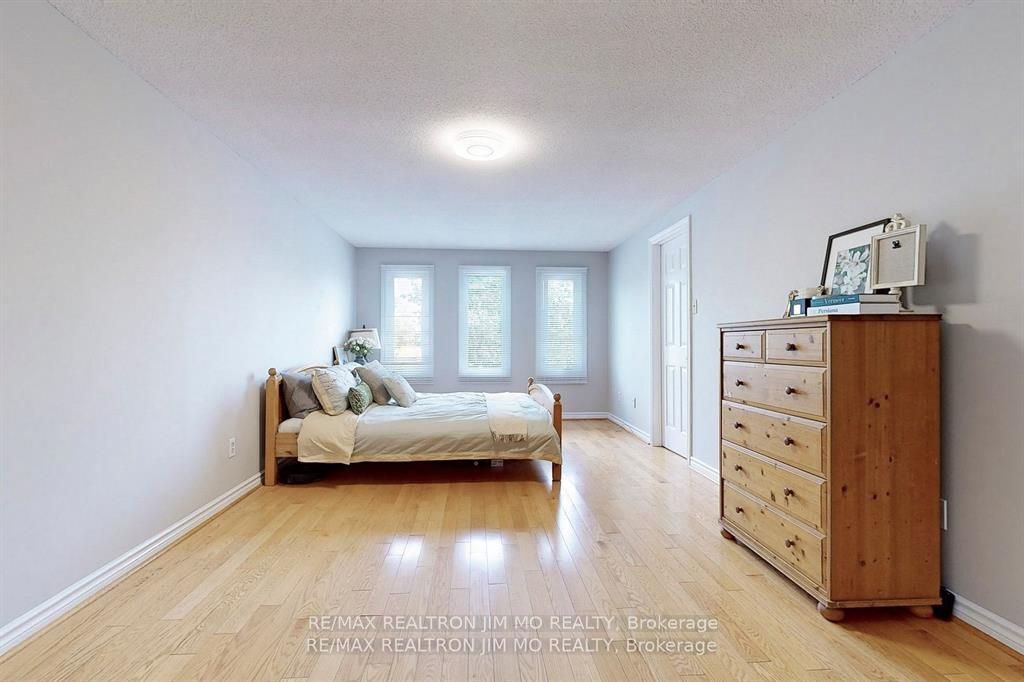 12 Featherstone Ave Property Photo 15