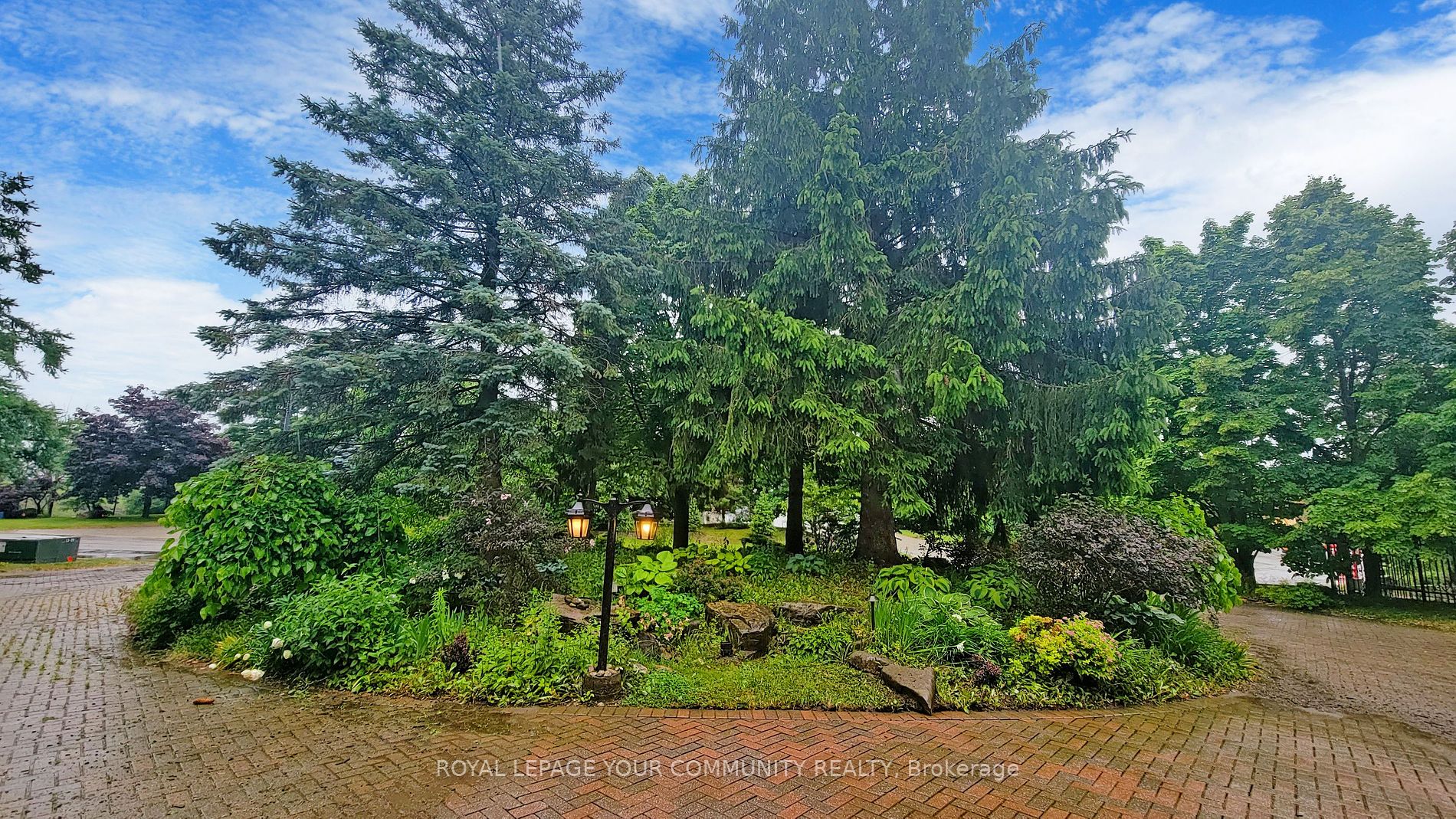 716 Woodland Acres Cres Property Photo 4