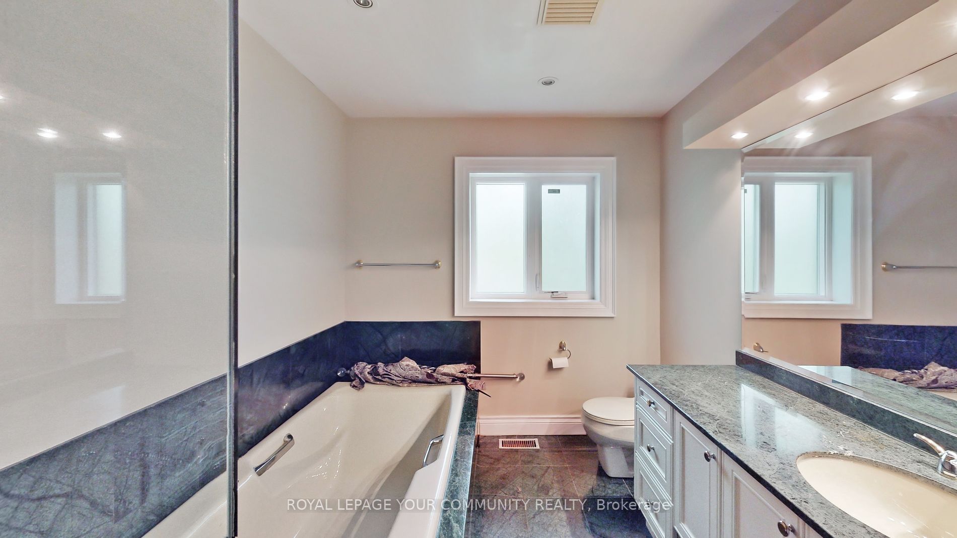 716 Woodland Acres Cres Property Photo 24
