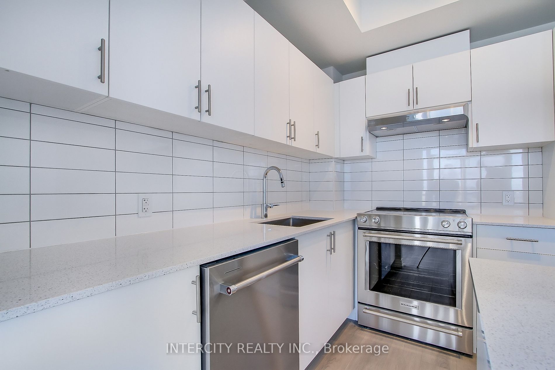 9000 Jane St 11 Property Photo 11