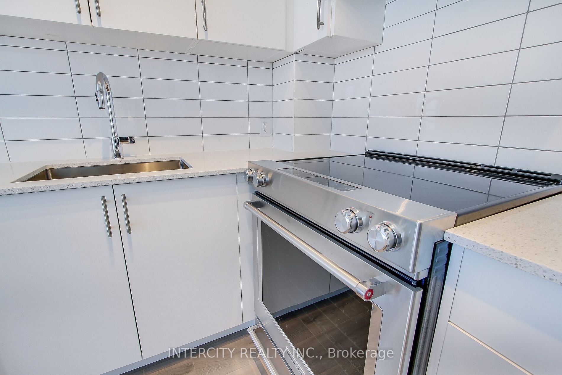 9000 Jane St 11 Property Photo 12
