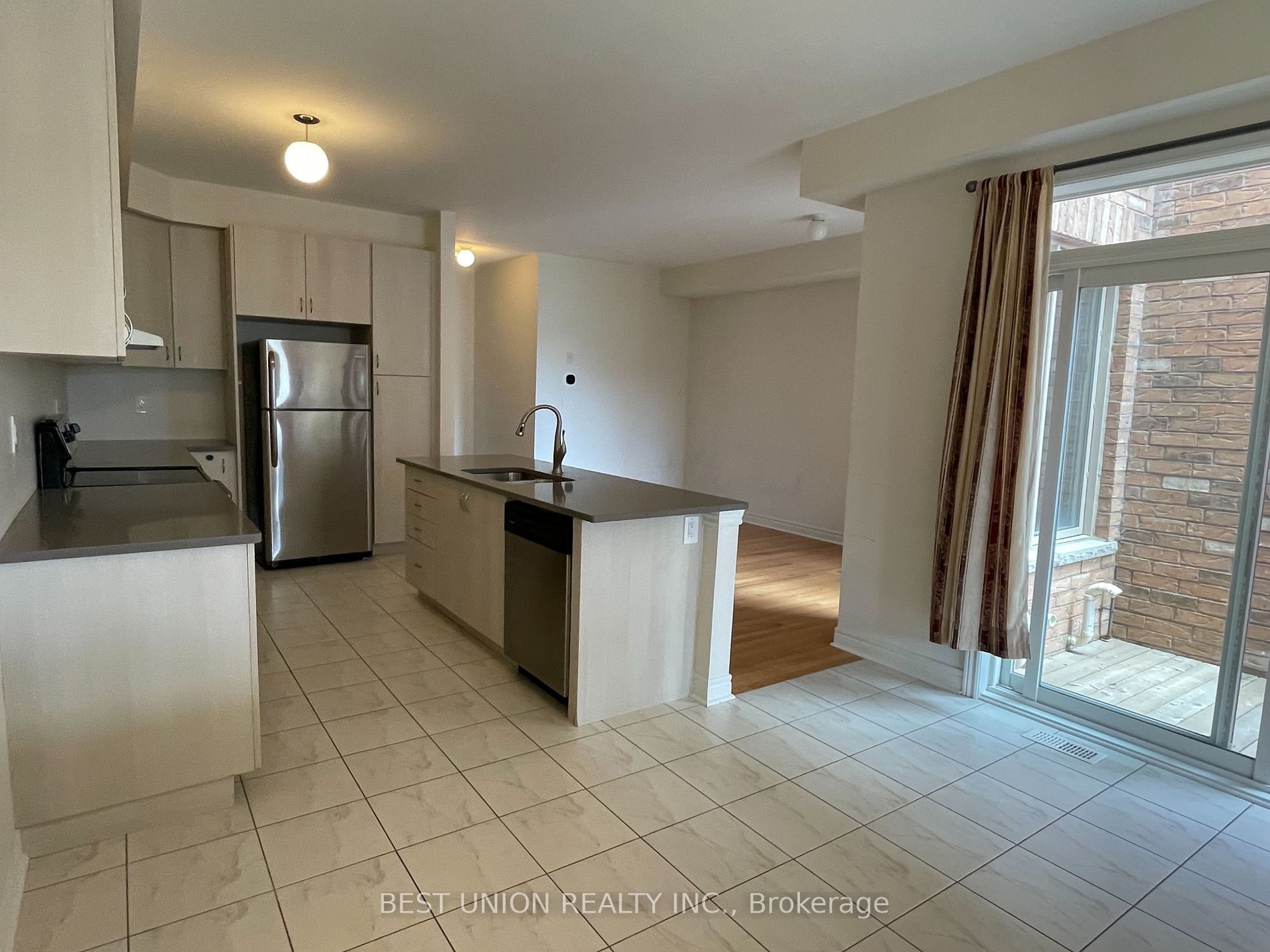 65 Port Arthur Cres Property Photo 3