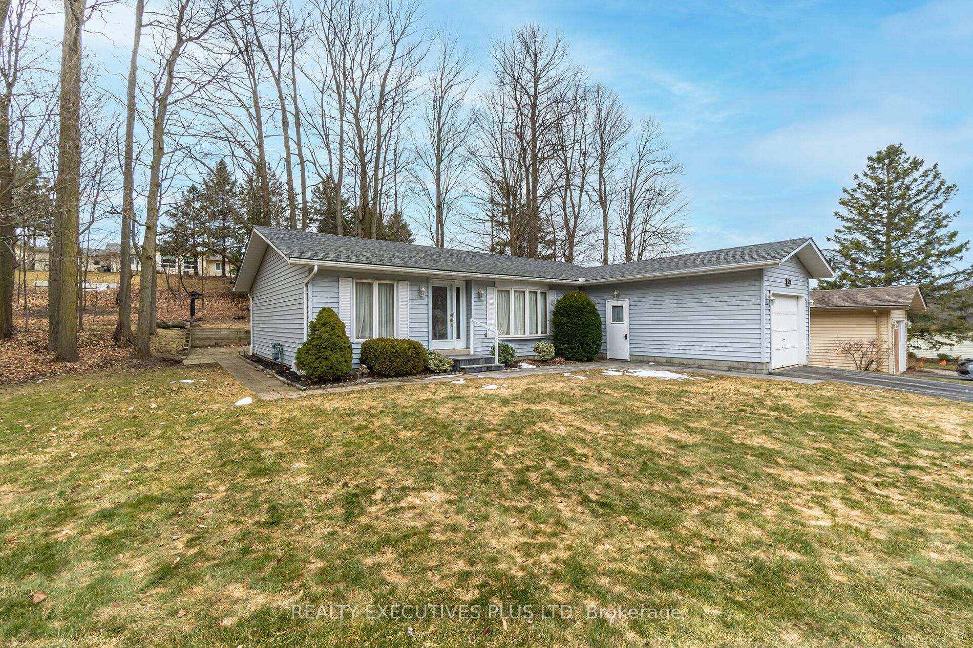 9 Pine Tree Crt Property Photo 2