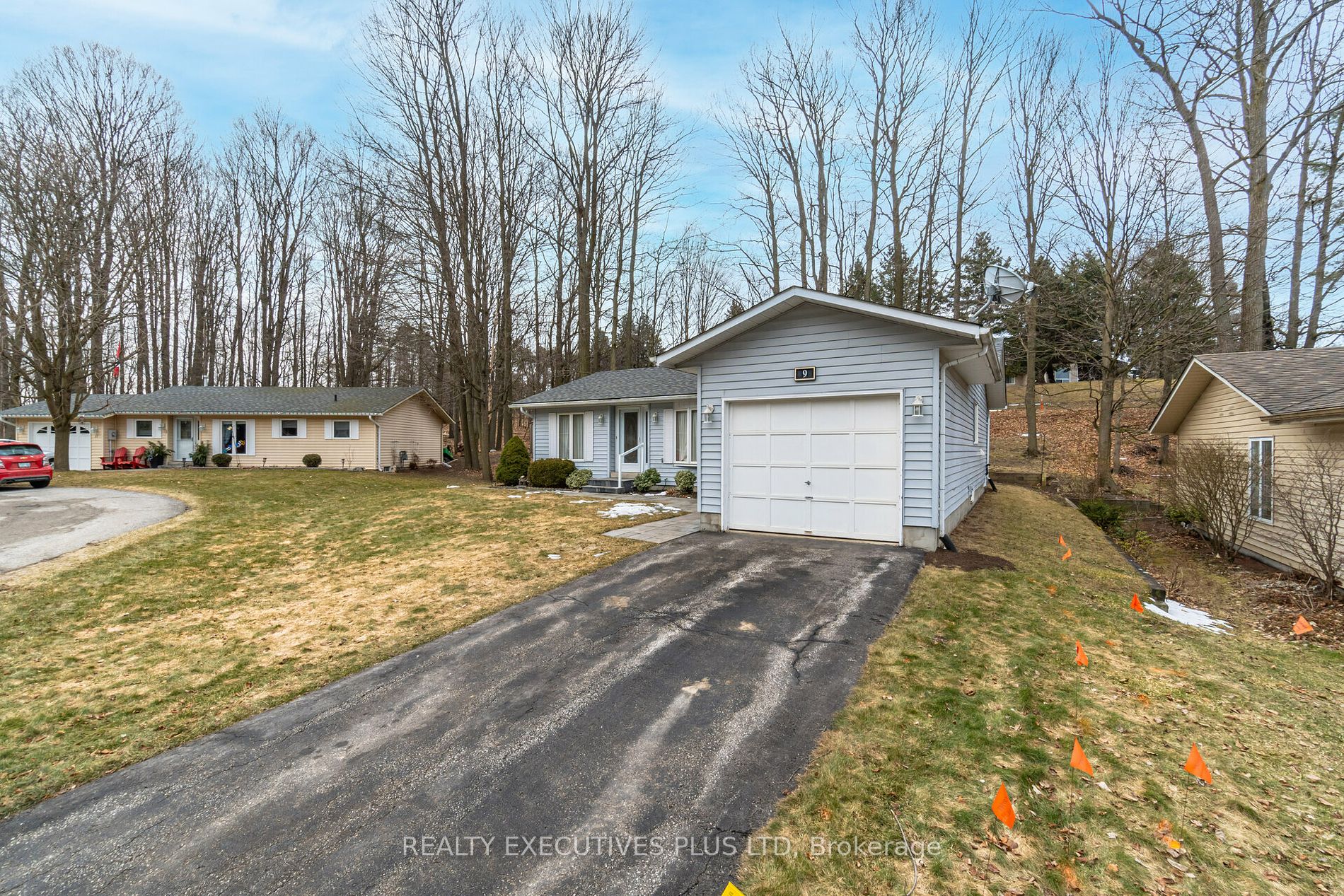 9 Pine Tree Crt Property Photo 3